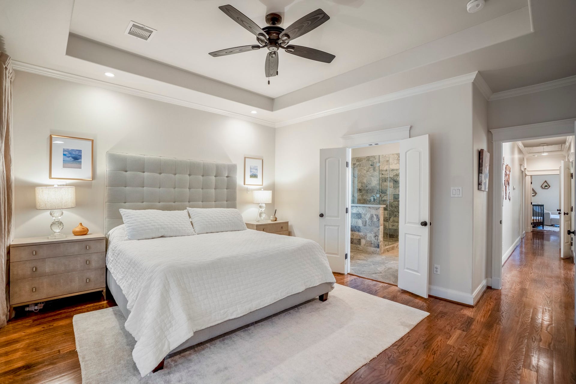 840 Tulane Street, Houston, TX 77007 Primary bedroom in relation to the bathroom. Tray ceiling accents and a ceiling fan in your sanctuary.