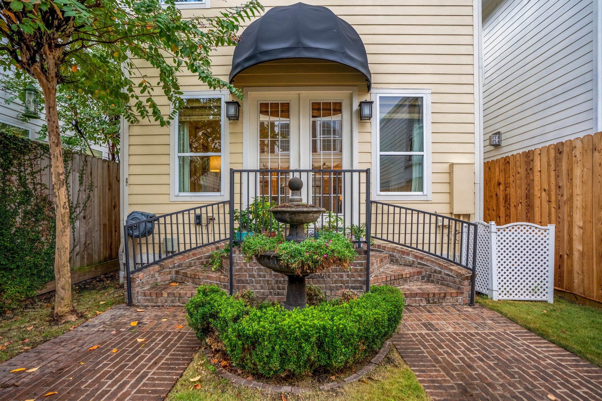 840 Tulane Street, Houston, TX 77007 Welcome to your private backyard oasis. Low-maintenance and easy to upkeep.