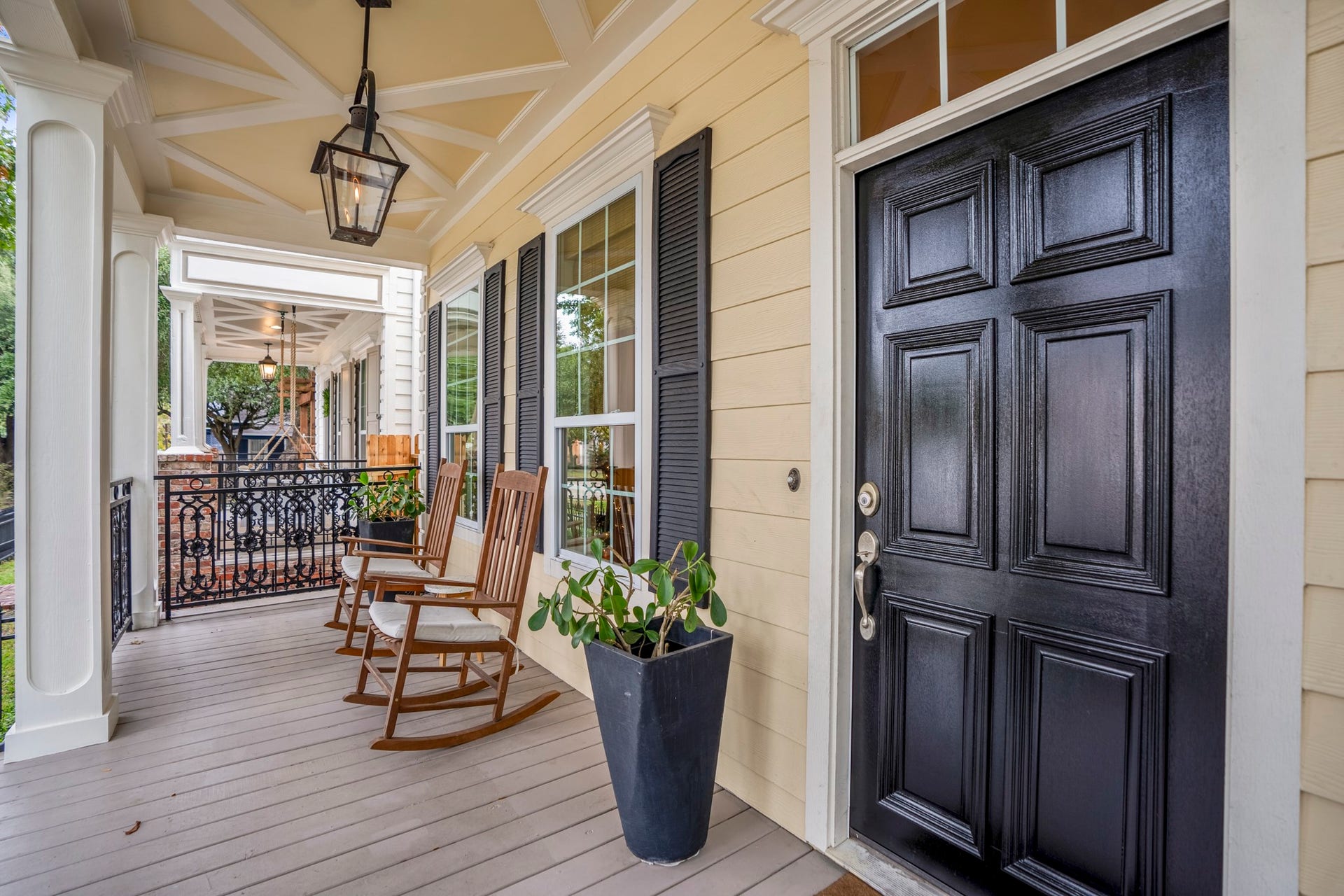 840 Tulane Street, Houston, TX 77007 The first-floor covered balcony is spacious enough for rocking chairs, or an entire outdoor couch and side tables. Imagine having your morning coffee here every day enjoying this quiet and peaceful street.