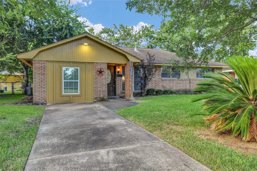 Property photo for 111 Mimosa Street, Lake Jackson, TX