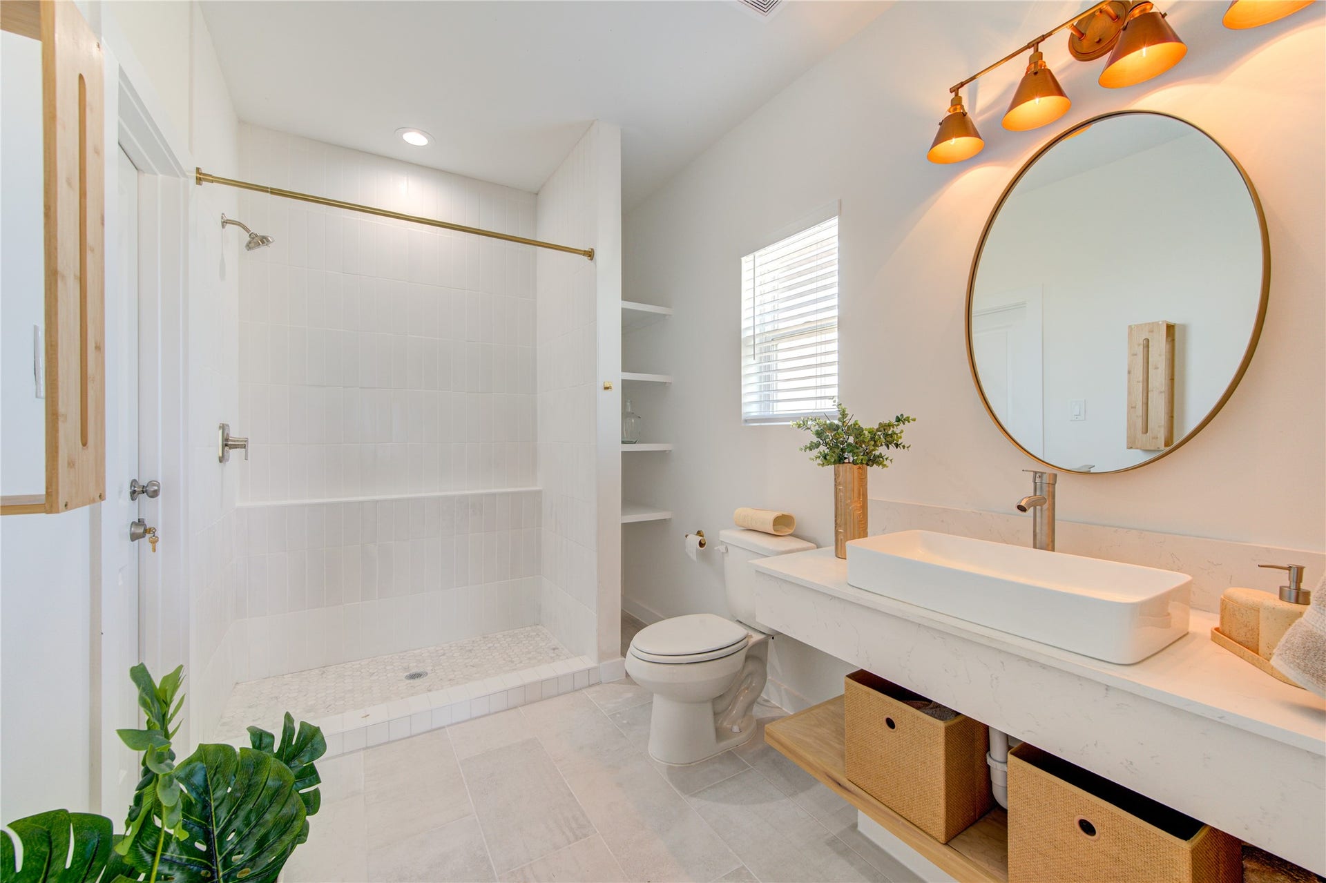 1014 Treaty Dr, Surfside Beach, TX 77541 Stylish primary bathroom with modern vanity and quality finishes