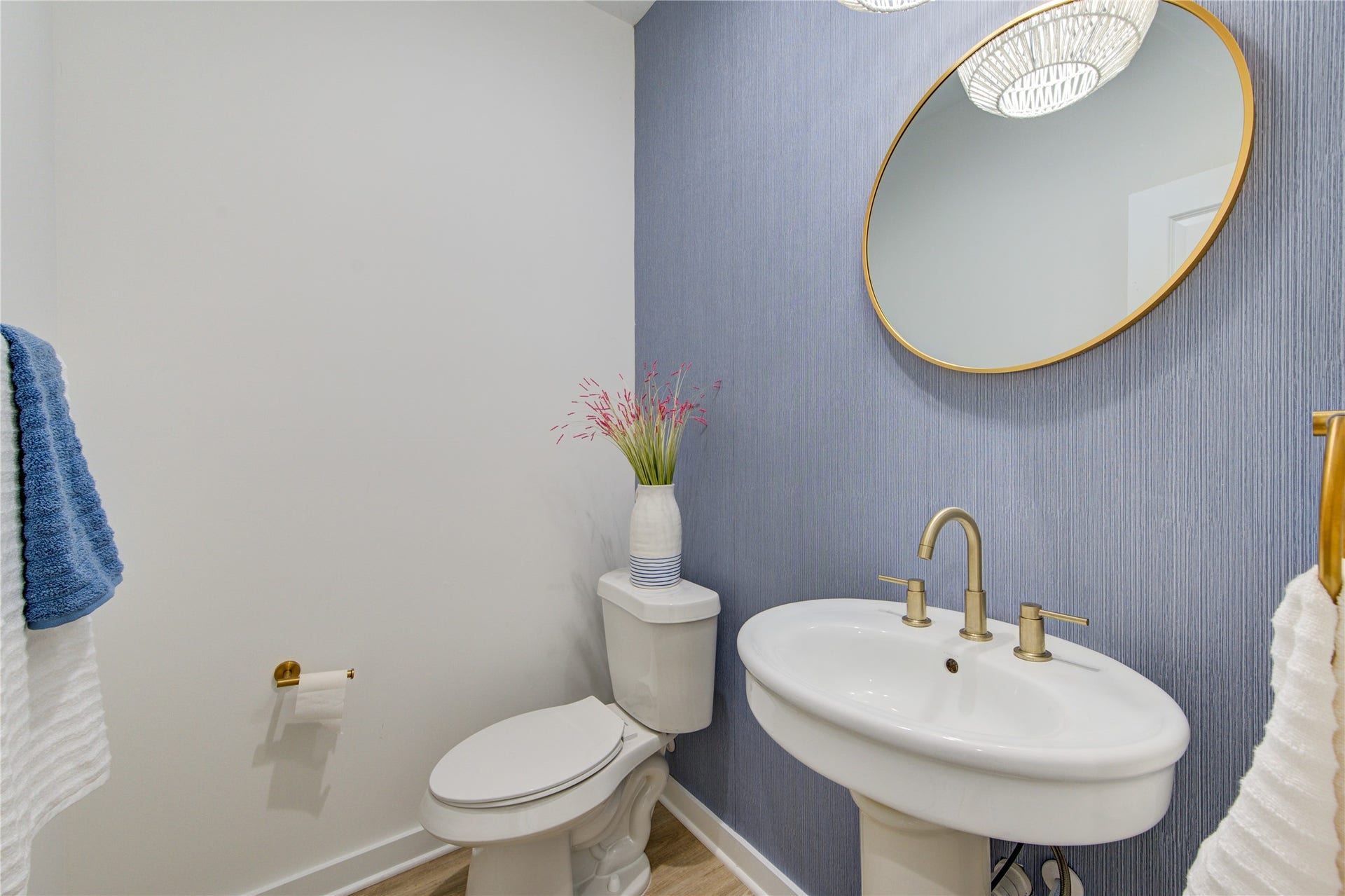 1014 Treaty Dr, Surfside Beach, TX 77541 Modern bathroom with stylish finishes and updated fixtures