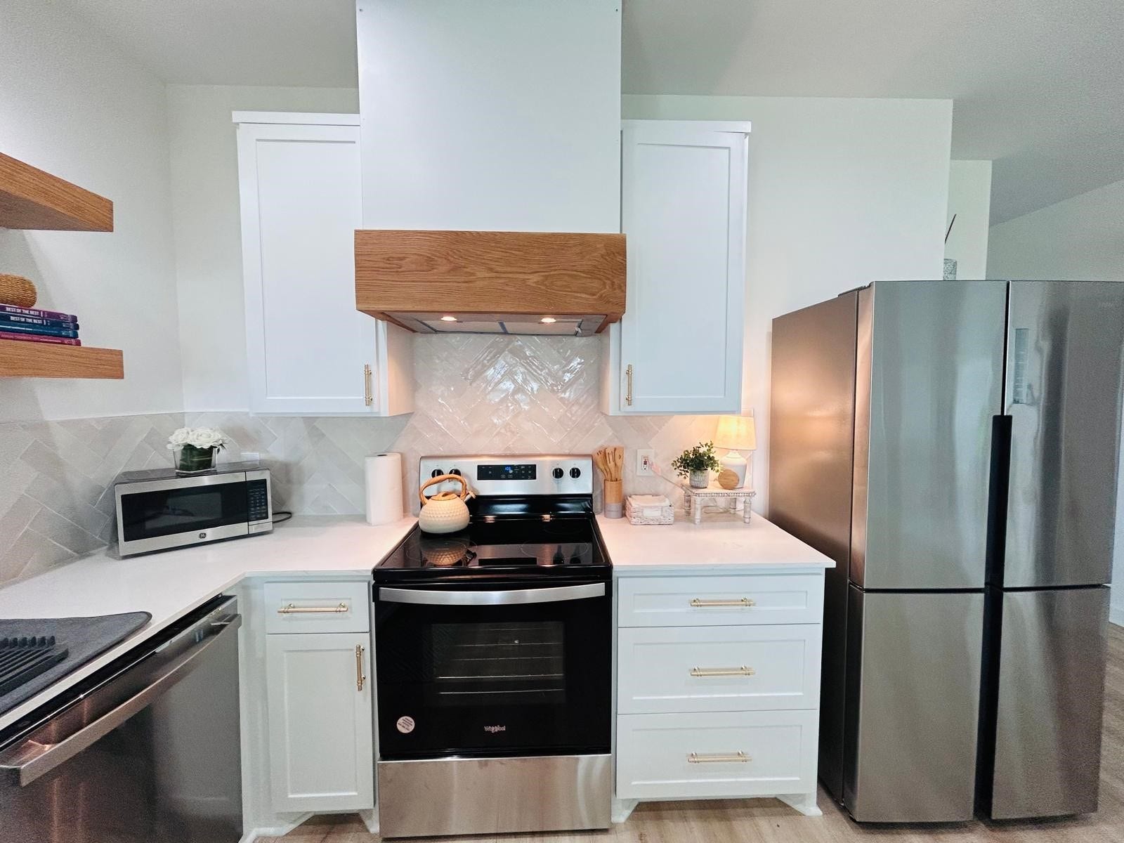 1014 Treaty Dr, Surfside Beach, TX 77541 Modern kitchen with quartz countertops and stainless-steel appliances