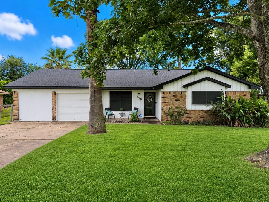 Property photo for 905 Southside Drive, Angleton, TX