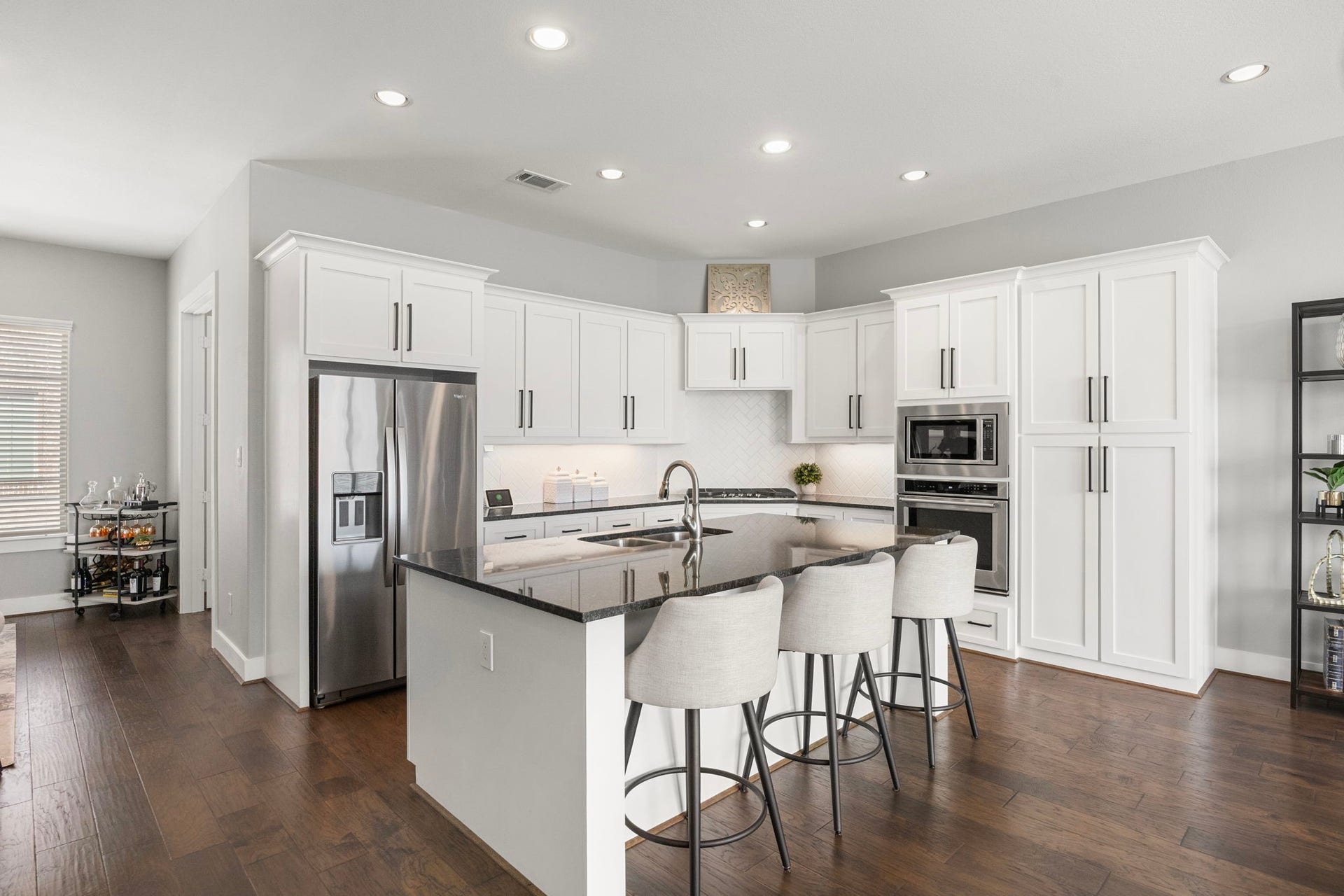 1216 Murrayhill Drive, Houston, TX 77043 Bright and light kitchen with modern finishes. Spacious Breakfast bar Island area.