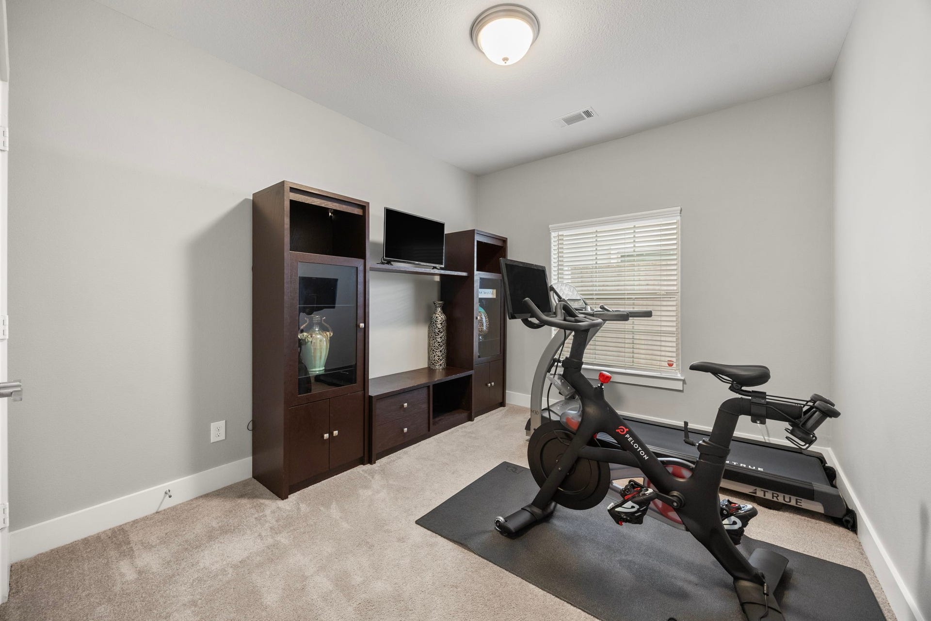 1216 Murrayhill Drive, Houston, TX 77043 Cozy first-floor bedroom, perfect for a guest room or home gym.