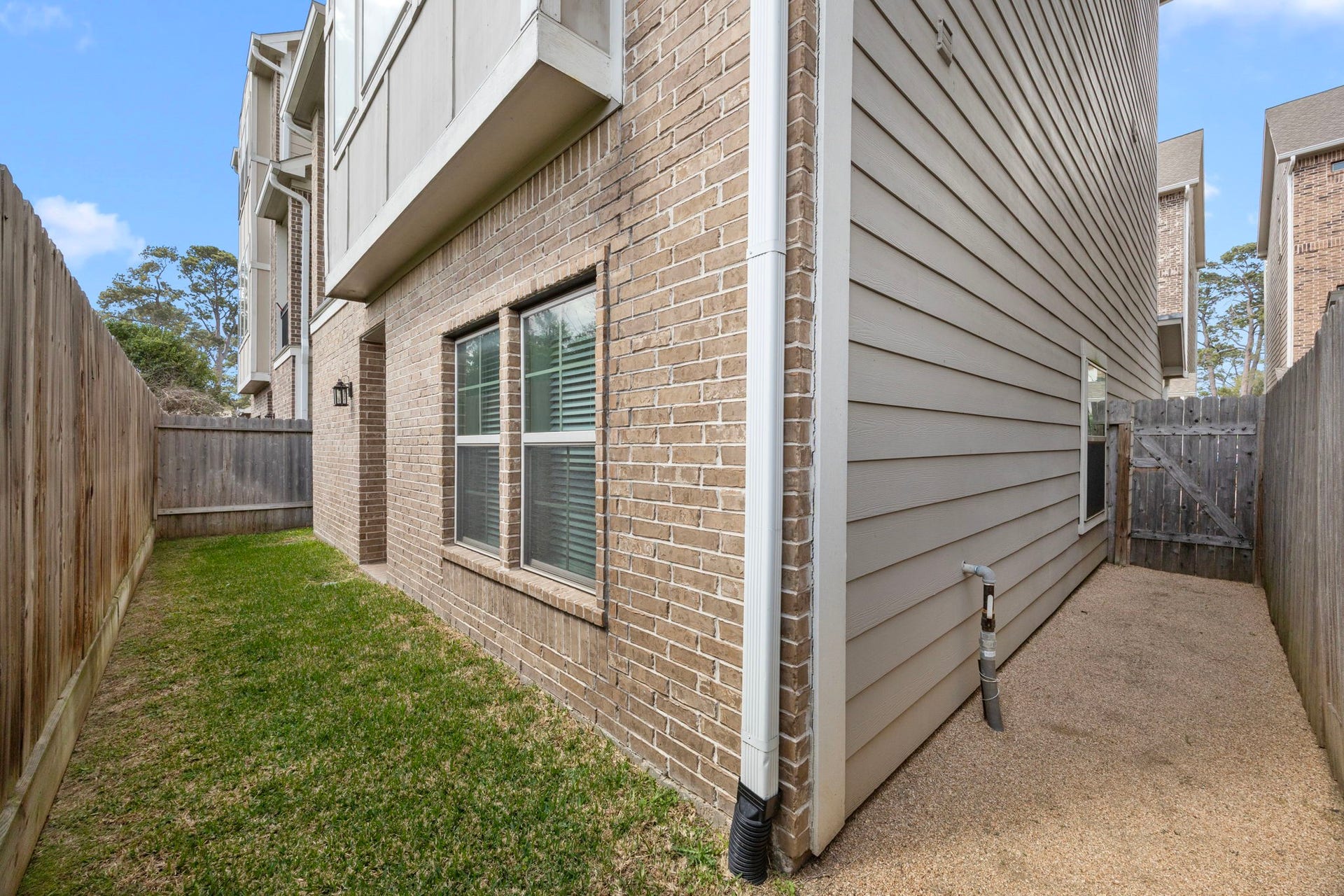 1216 Murrayhill Drive, Houston, TX 77043 Ample yard space for your pets to play including side space including additional side yard space graveled but could easily add additional sod! Outdoor grill and bistro table are just one of the many options for this space!