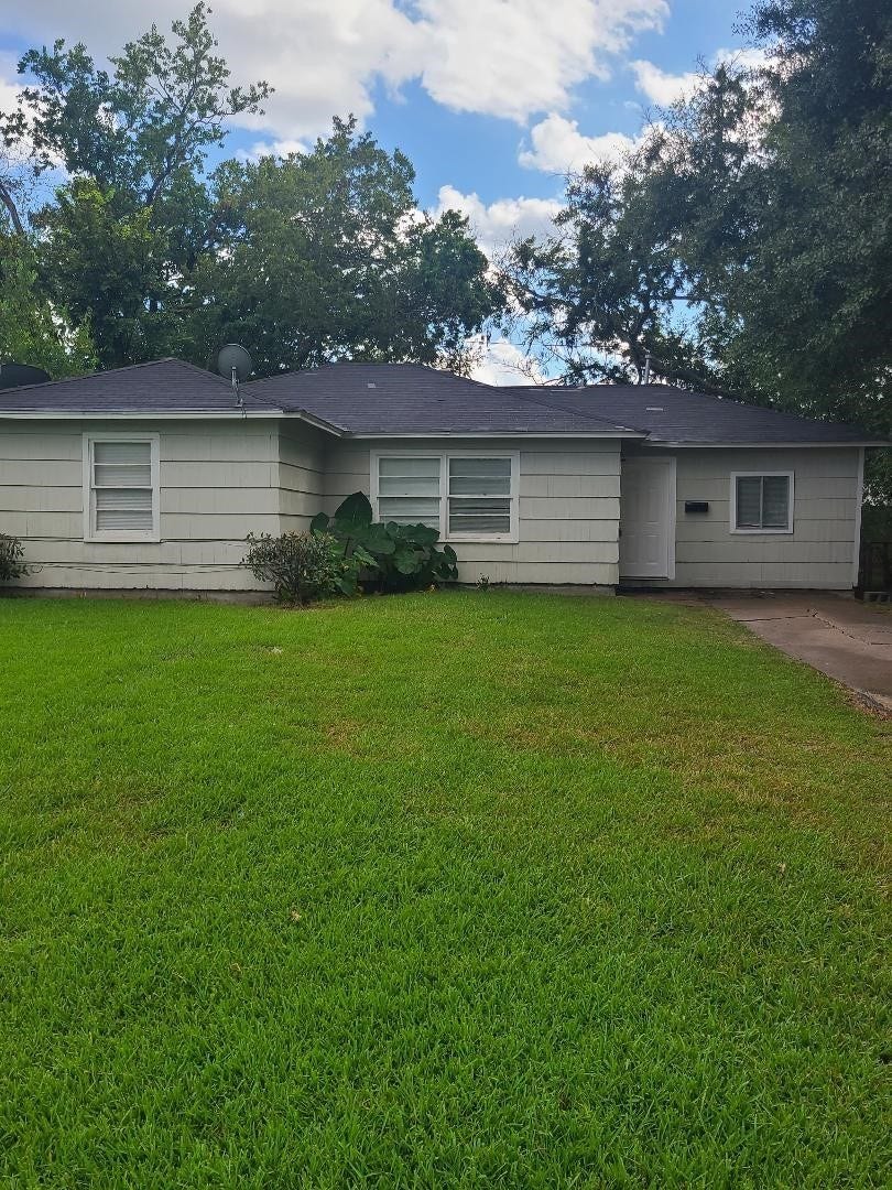 5018 Willow Glen Drive, Houston, TX 77033