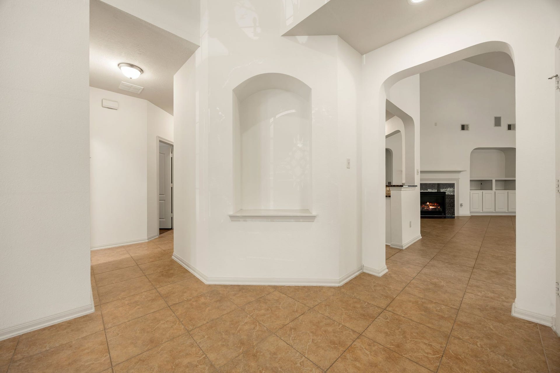 9430 Amethyst Arbor Lane, Katy, TX 77494 This central architectural alcove serves as a sophisticated focal point, perfect for showcasing prized artwork or a favorite sculpture beneath the subtle glow of overhead lighting.