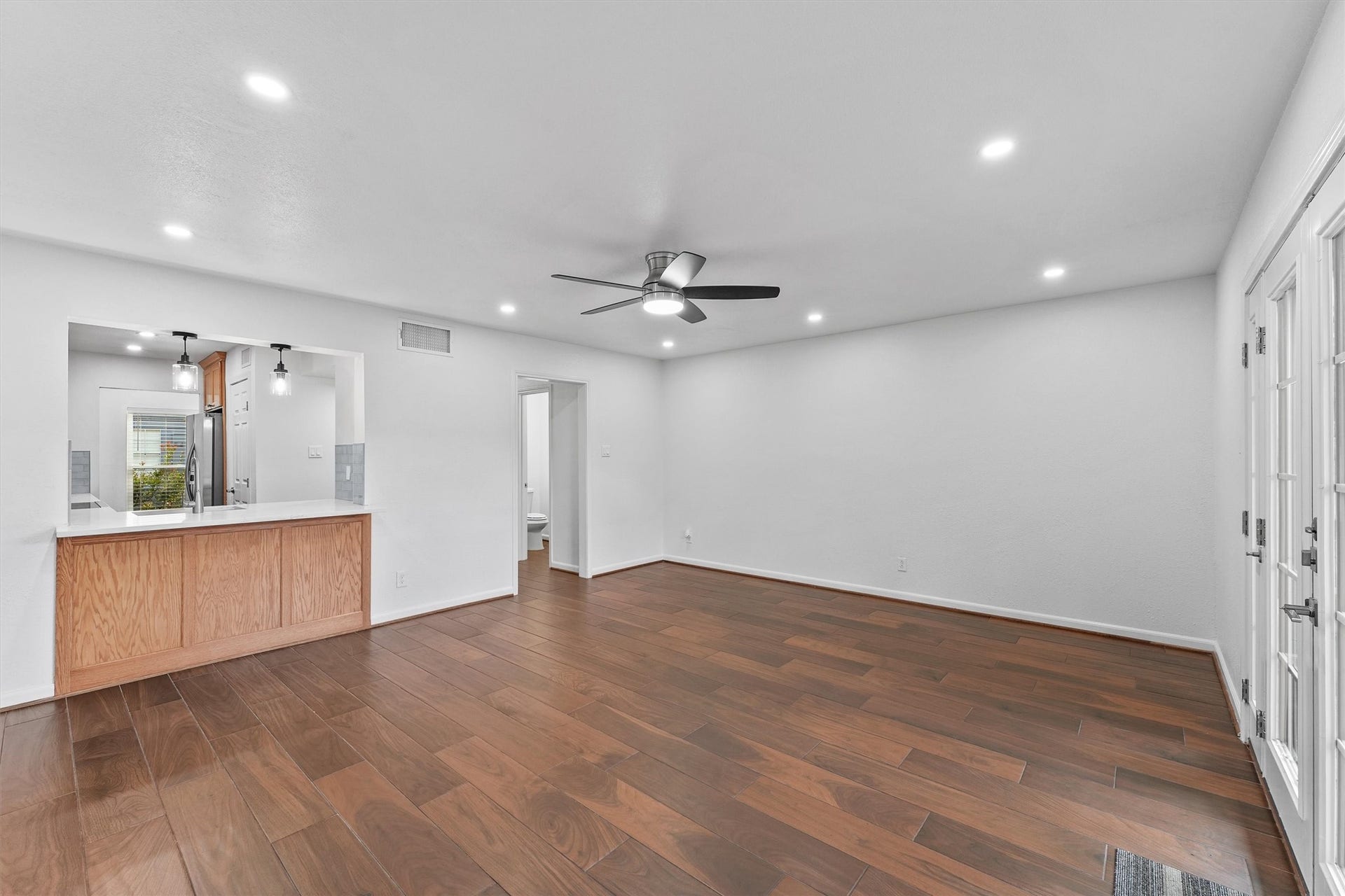 11550 Chimney Rock Road, #536, Houston, TX 77035 Spacious 17X16 living room with ceiling fan and recessed lighting