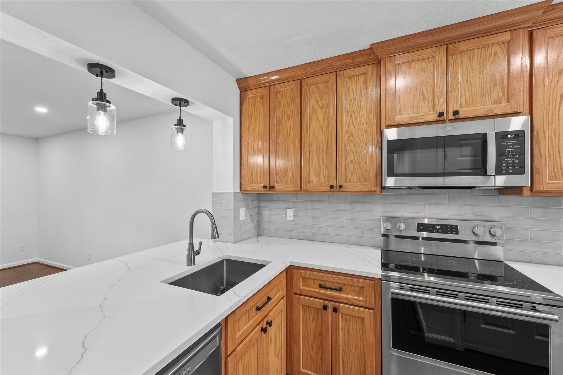 11550 Chimney Rock Road, #536, Houston, TX 77035 Breakfast bar in the kitchen with quartz countertops and upgraded pendant lighting