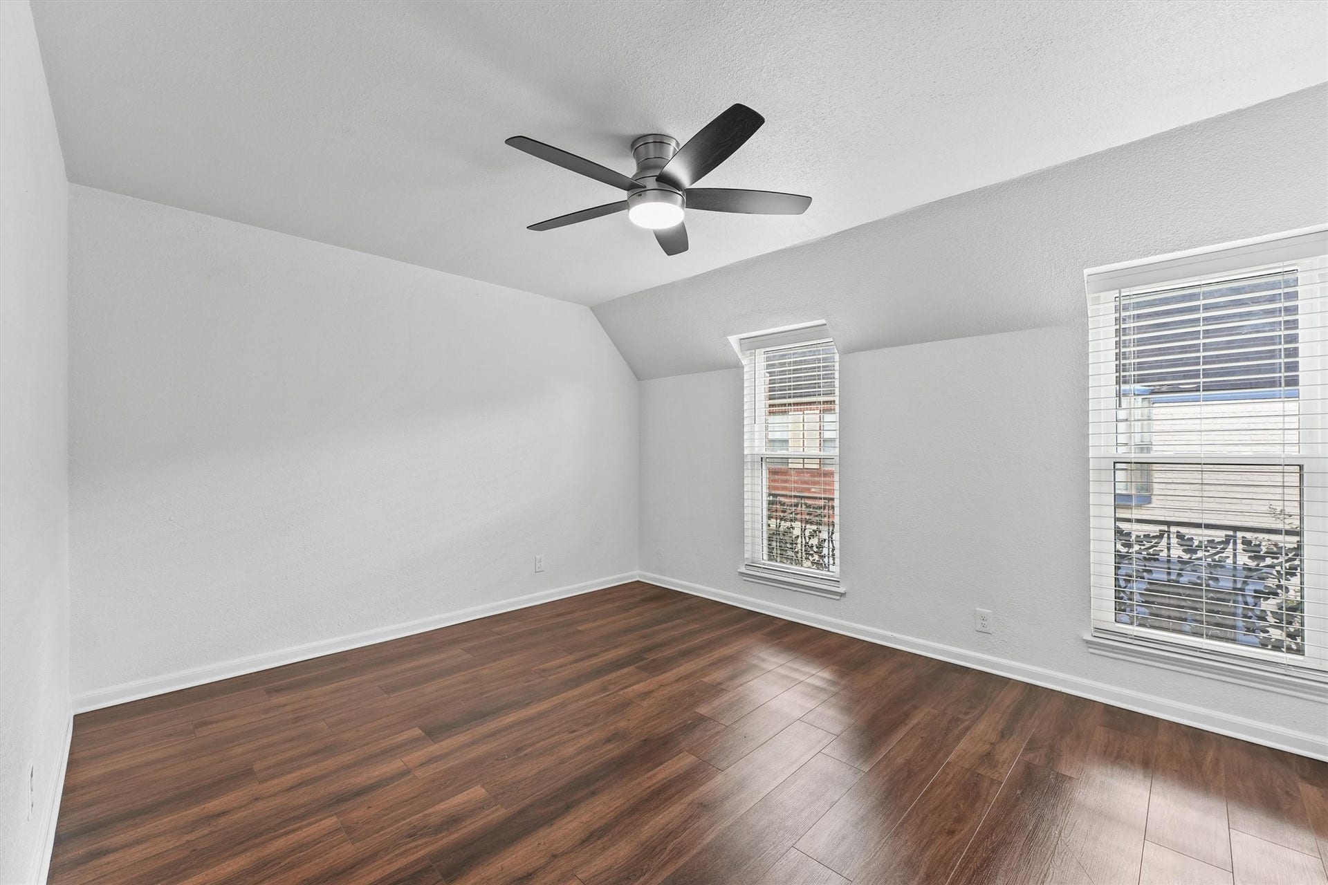 11550 Chimney Rock Road, #536, Houston, TX 77035 Primary bedroom with natural lighting