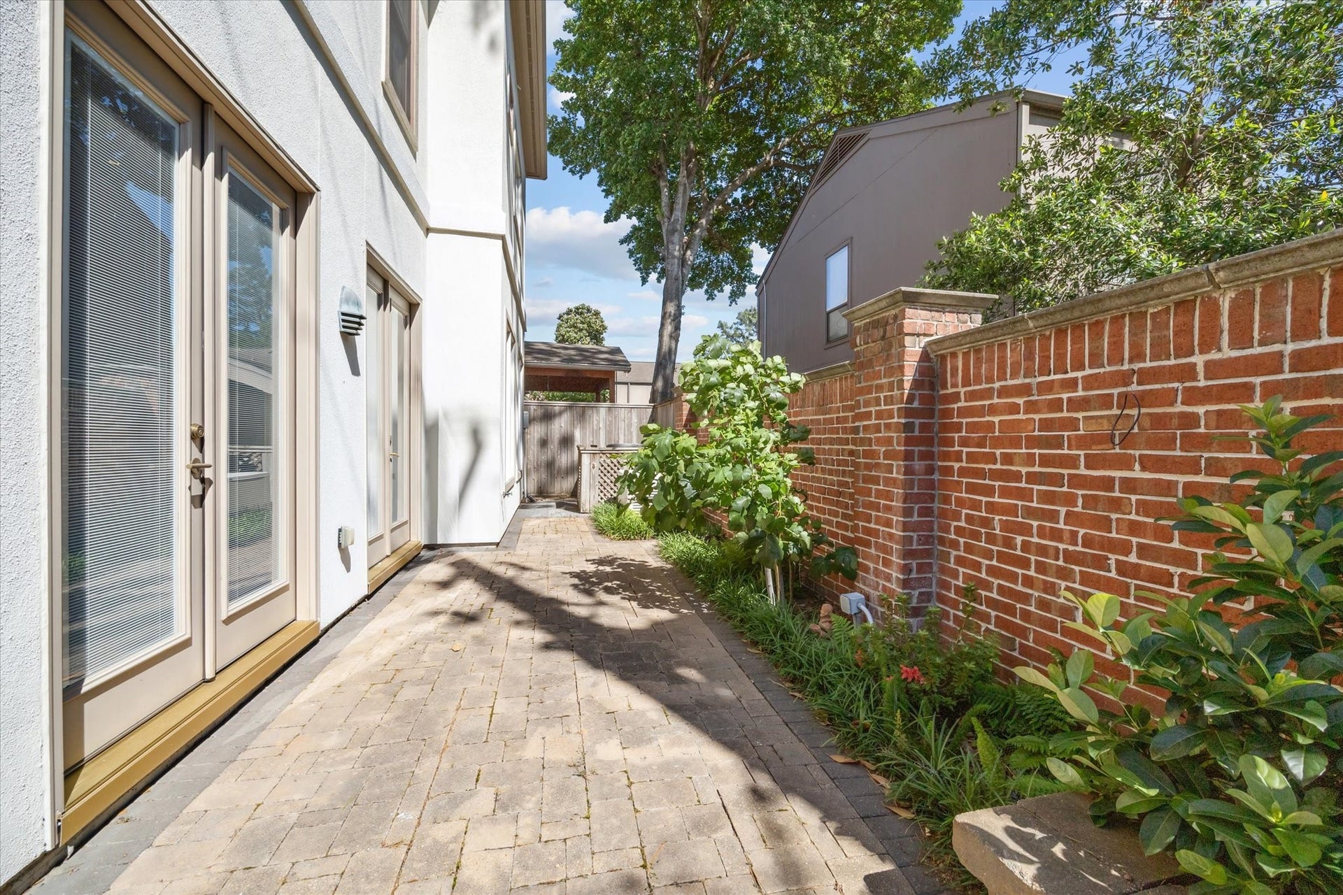 5747 Longmont Lane, Houston, TX 77057
