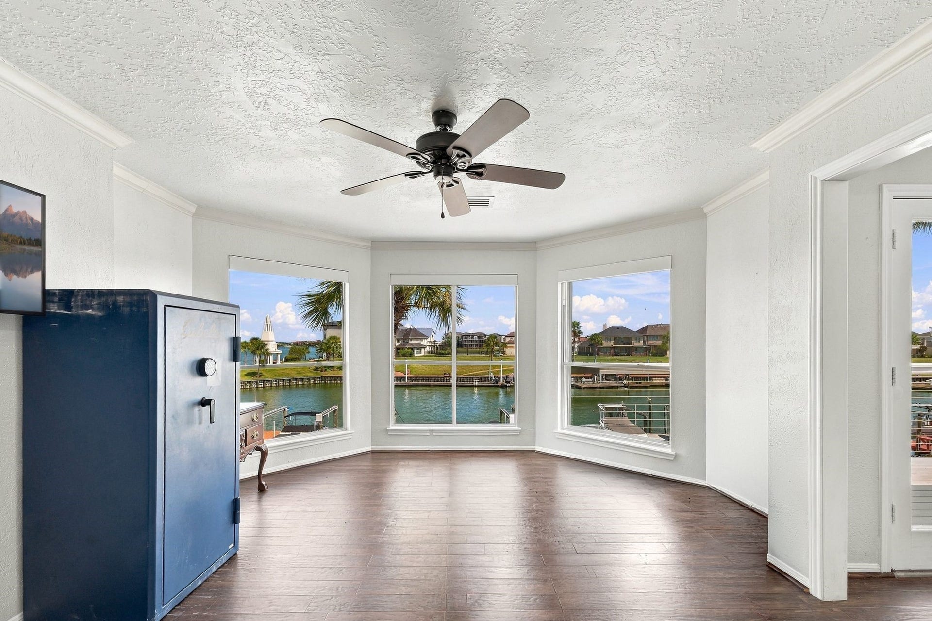 932 Plantation Street, League City, TX 77573 The primary suite has a bright sitting area with a wall of windows overlooking the water.