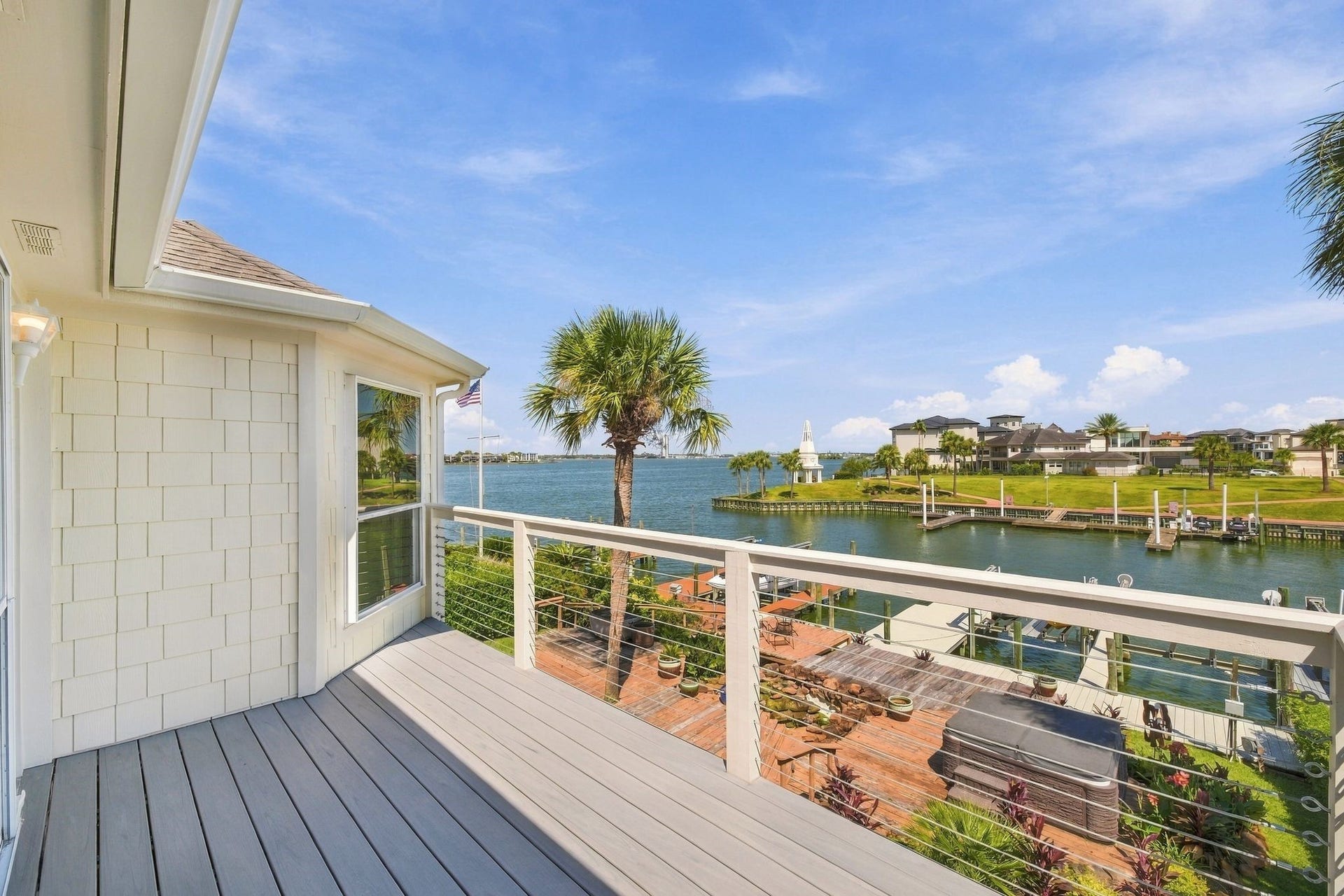 932 Plantation Street, League City, TX 77573 The balcony's modern cable railing keeps the lake views unobstructed.