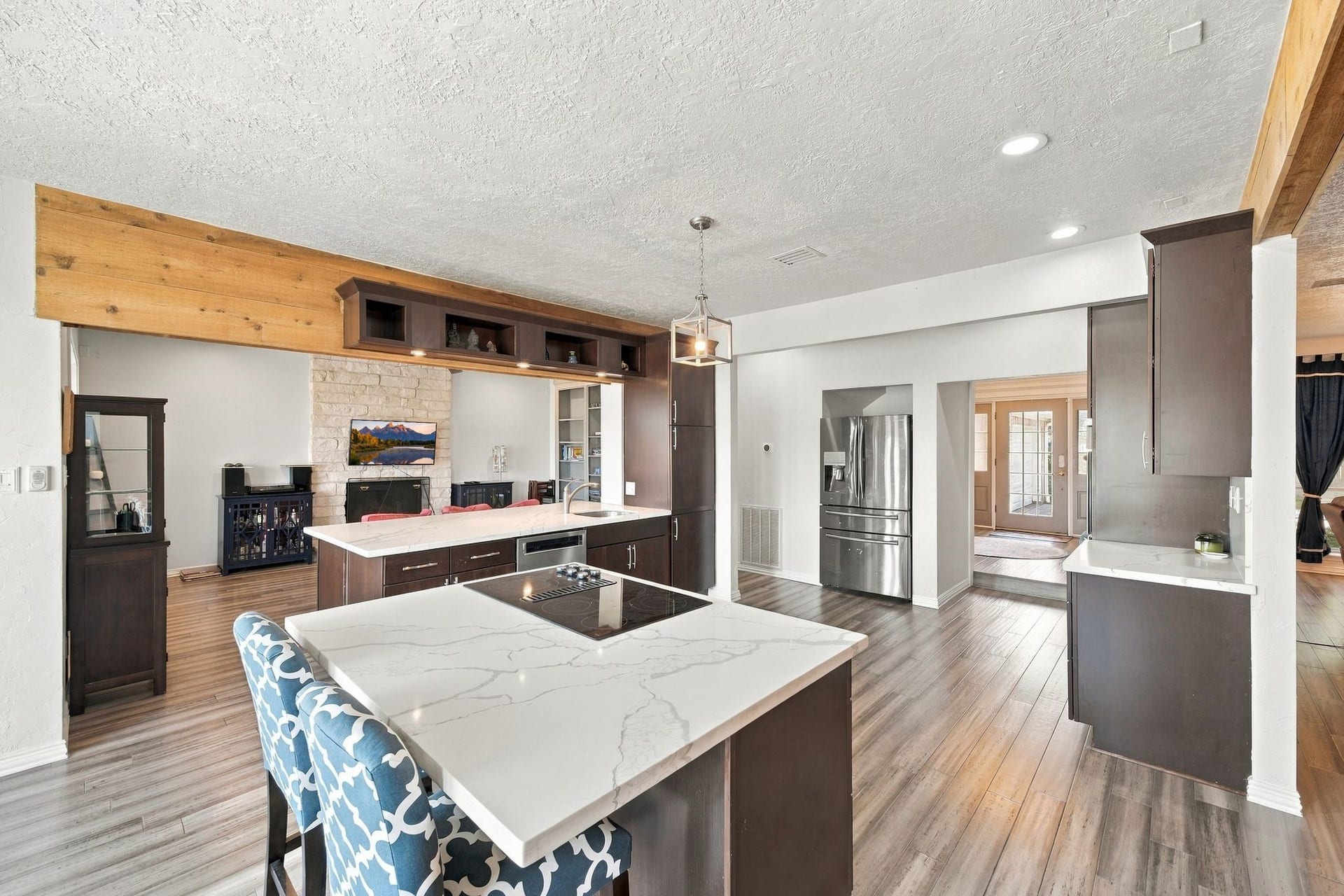 932 Plantation Street, League City, TX 77573 The island has a cooktop, quartz countertops, and a breakfast bar.