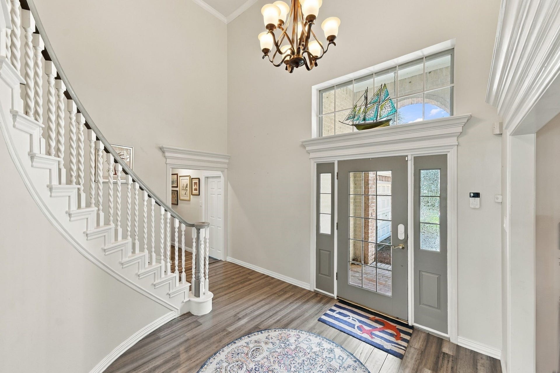 932 Plantation Street, League City, TX 77573 The grand entry has soaring high ceilings and a sweeping spiral staircase.