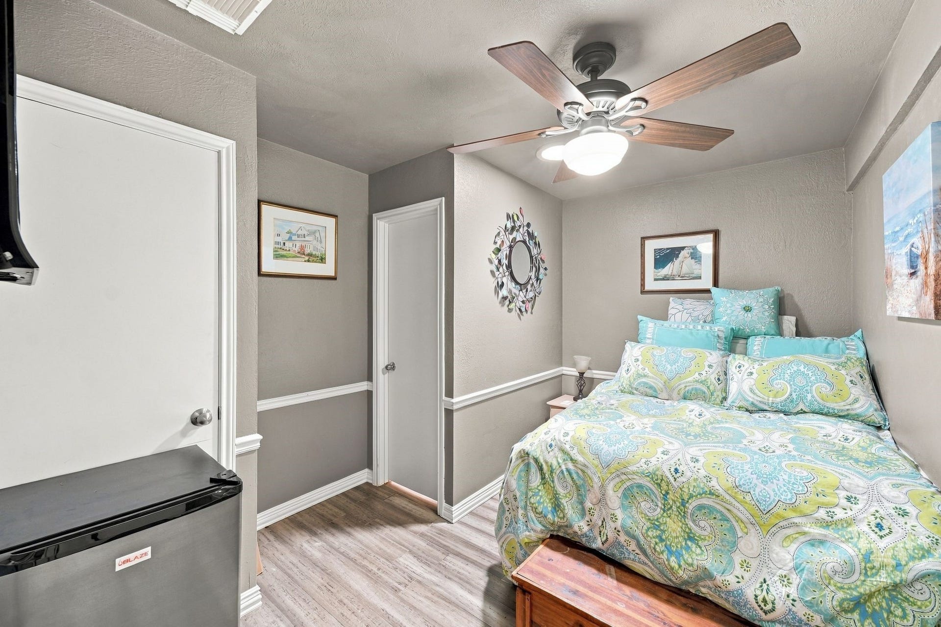 932 Plantation Street, League City, TX 77573 The secondary bedroom features detailed trim and updated flooring.