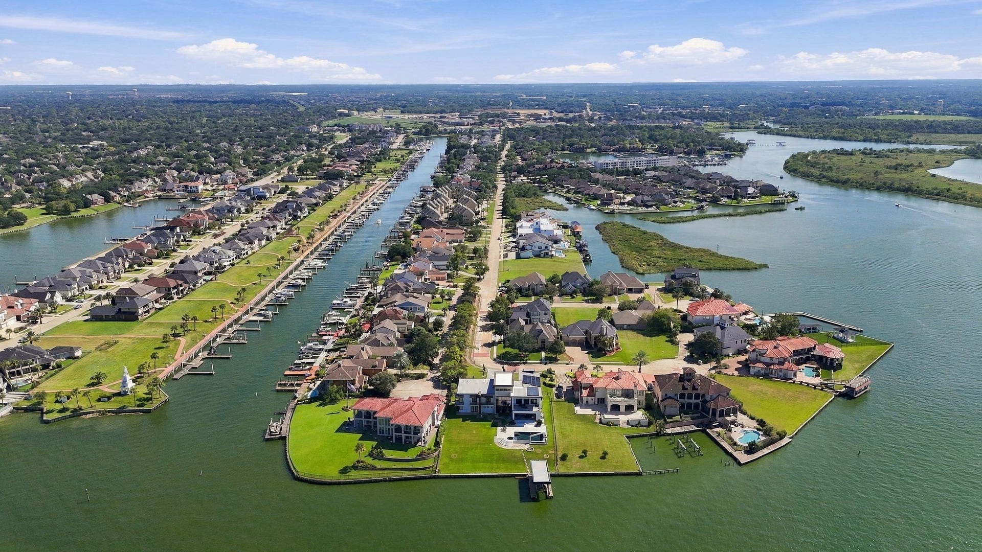 932 Plantation Street, League City, TX 77573 The Clear Lake Plantation Patio Homes community sits on a peninsula surrounded by water.