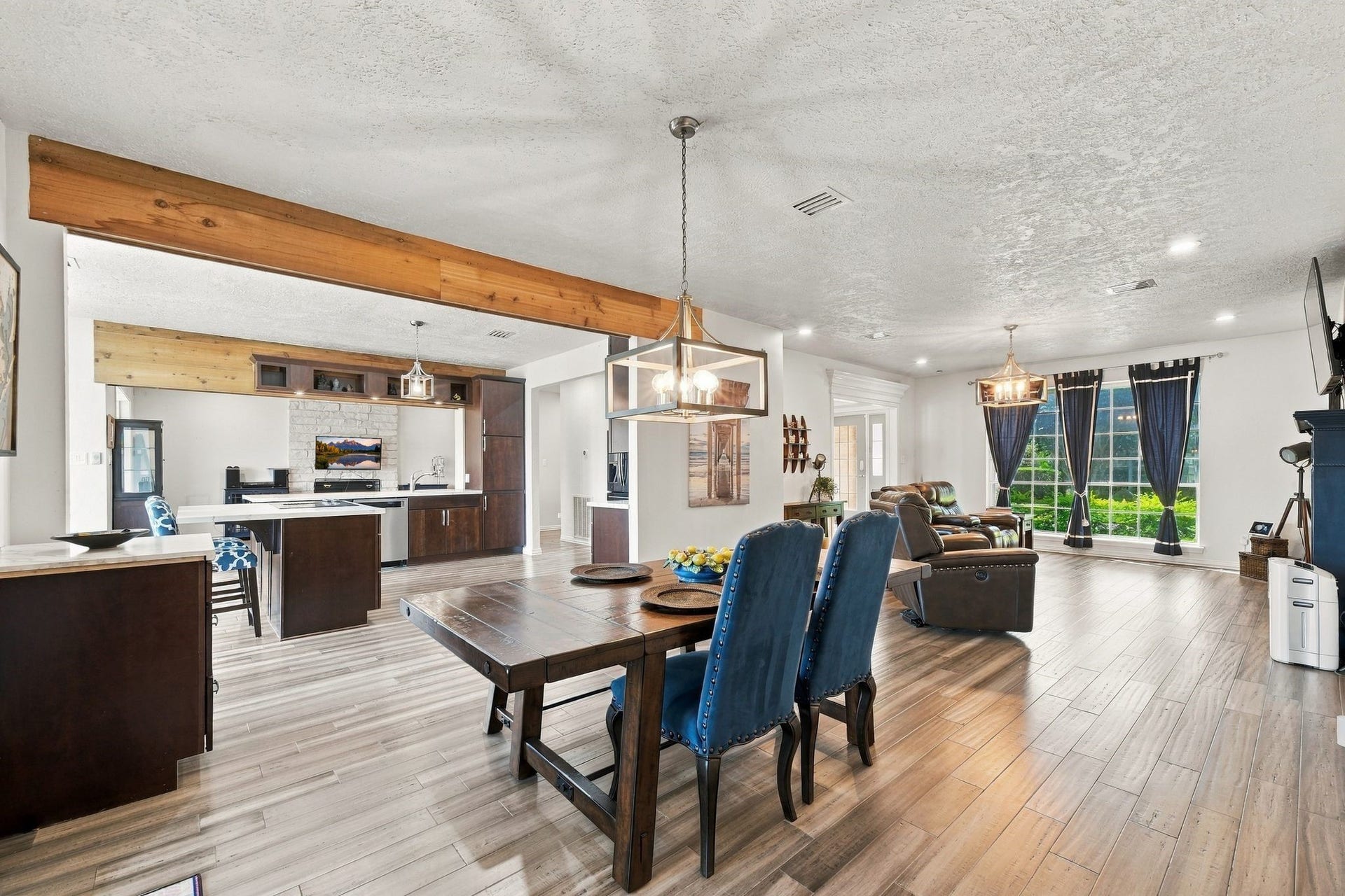 932 Plantation Street, League City, TX 77573 The dining area is open to the kitchen, making it easy to host gatherings and entertain.