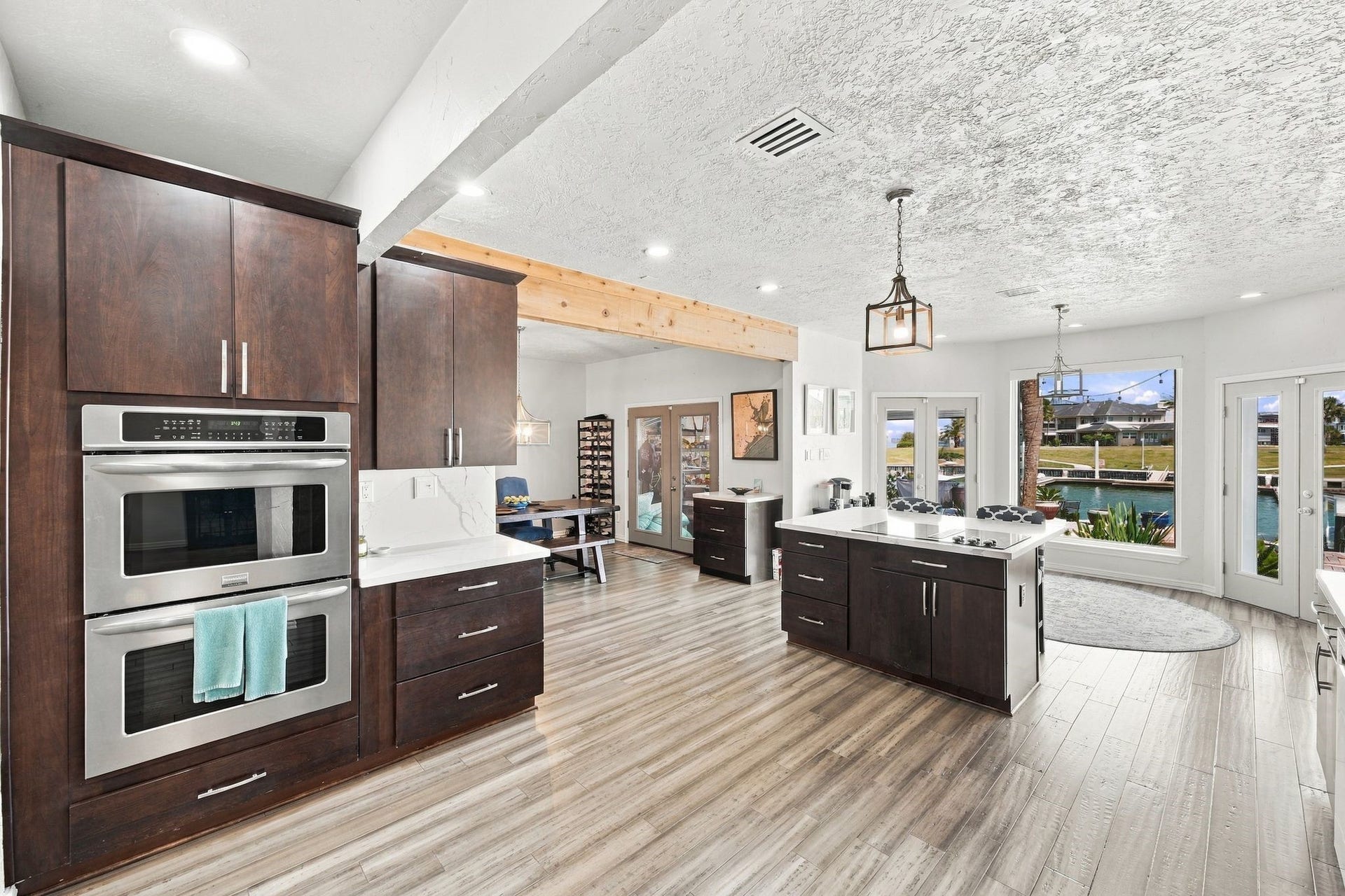 932 Plantation Street, League City, TX 77573 Double wall ovens and ample cabinetry offer plenty of storage and cooking space.