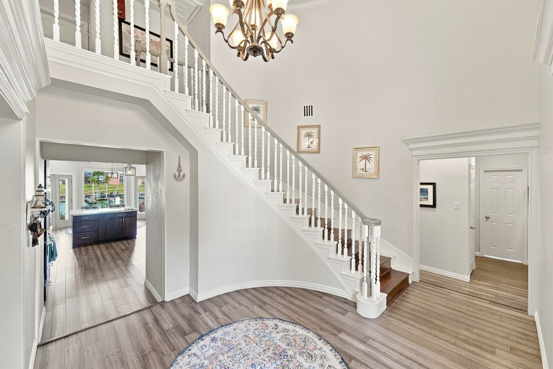 932 Plantation Street, League City, TX 77573 The grand entry flows easily into the main living areas.