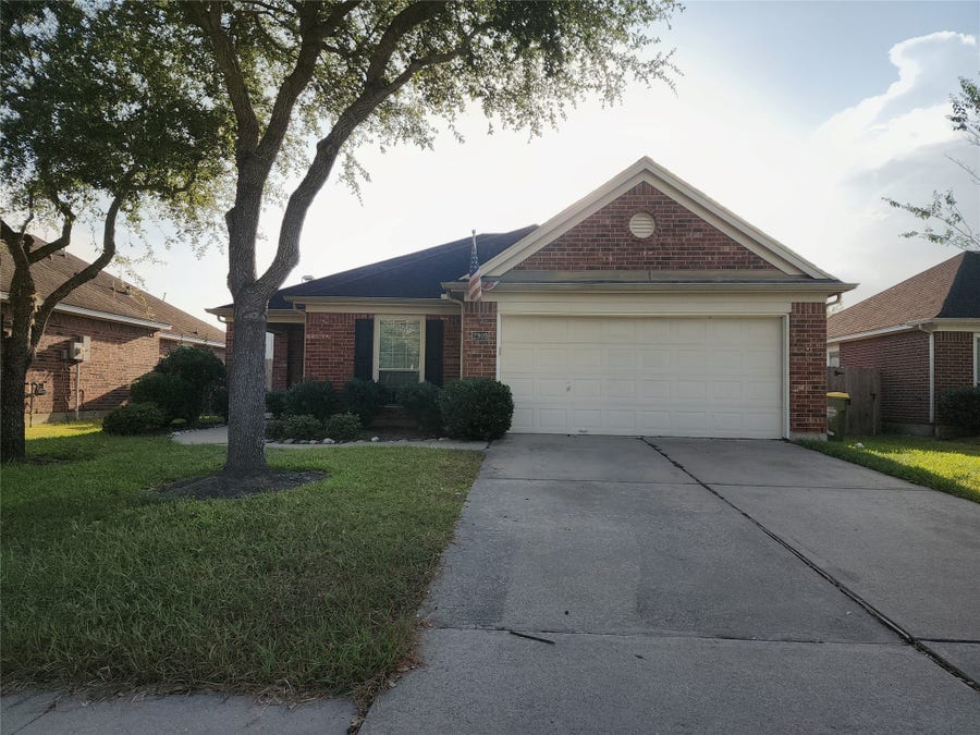 Property photo for 2909 Autumnbrook Lane, Pearland, TX
