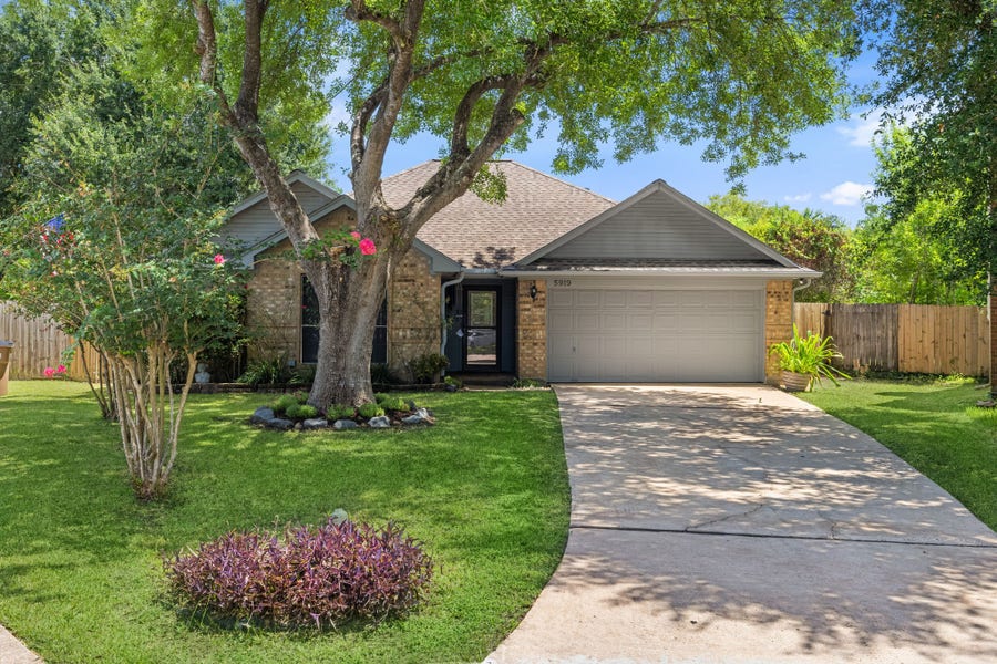 Property photo for 5919 Santa Fe Circle, Dickinson, TX