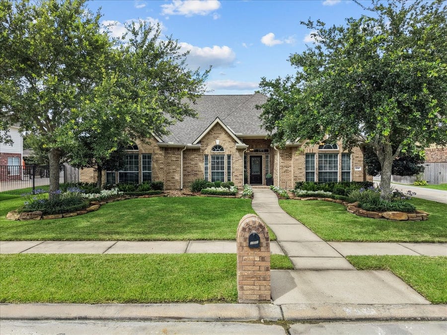 Property photo for 1731 Round Rock Street, Friendswood, TX
