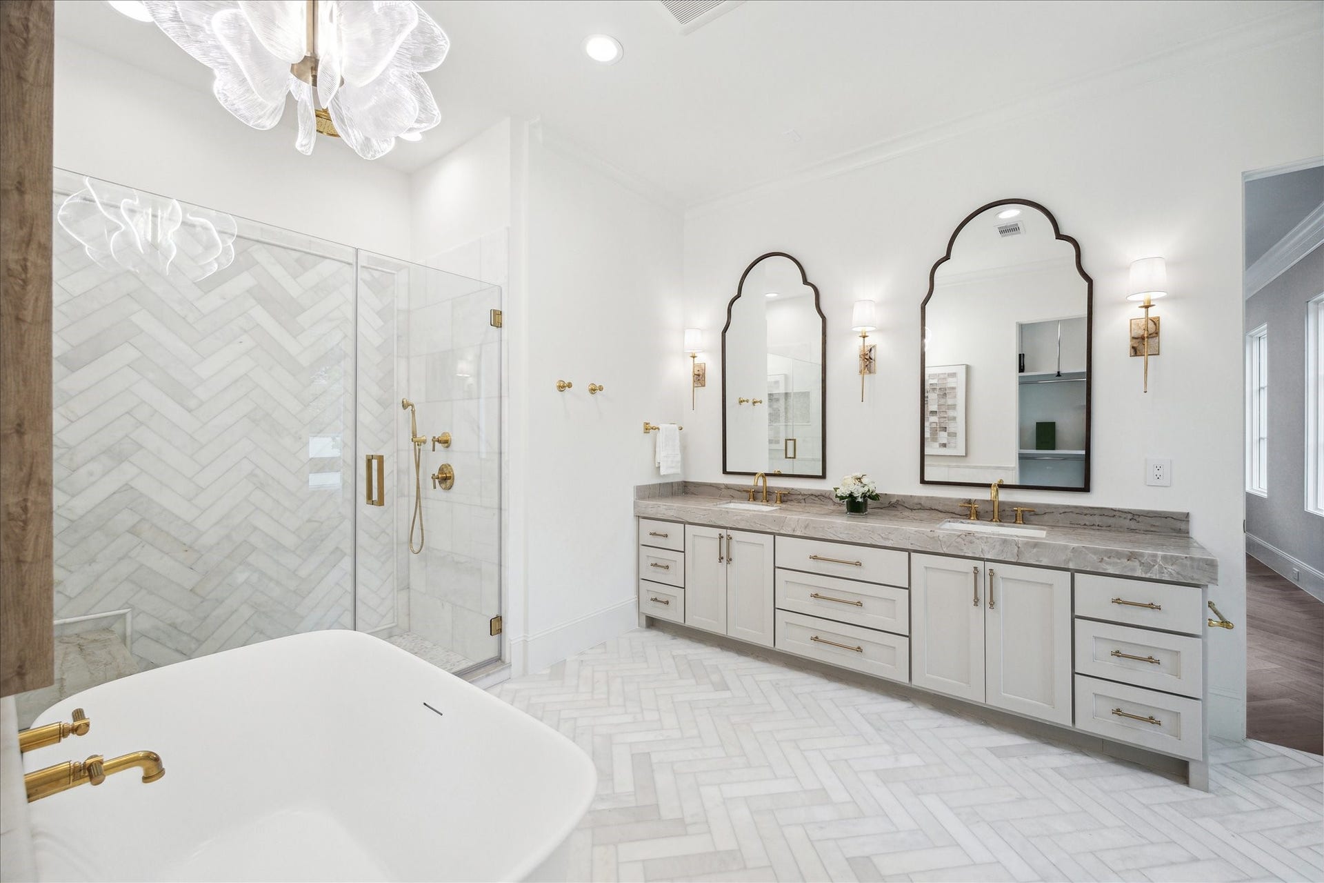 7 Wentworth Gate Path, Houston, TX 77027 Custom Benedettini cabinetry, stone countertops, Kallista under-mount sinks with Kallista fixtures, and elegant sconces will complete this serene primary retreat. **Photo is of another home in the community and for information purposes only. Buyer to verify all details.**
