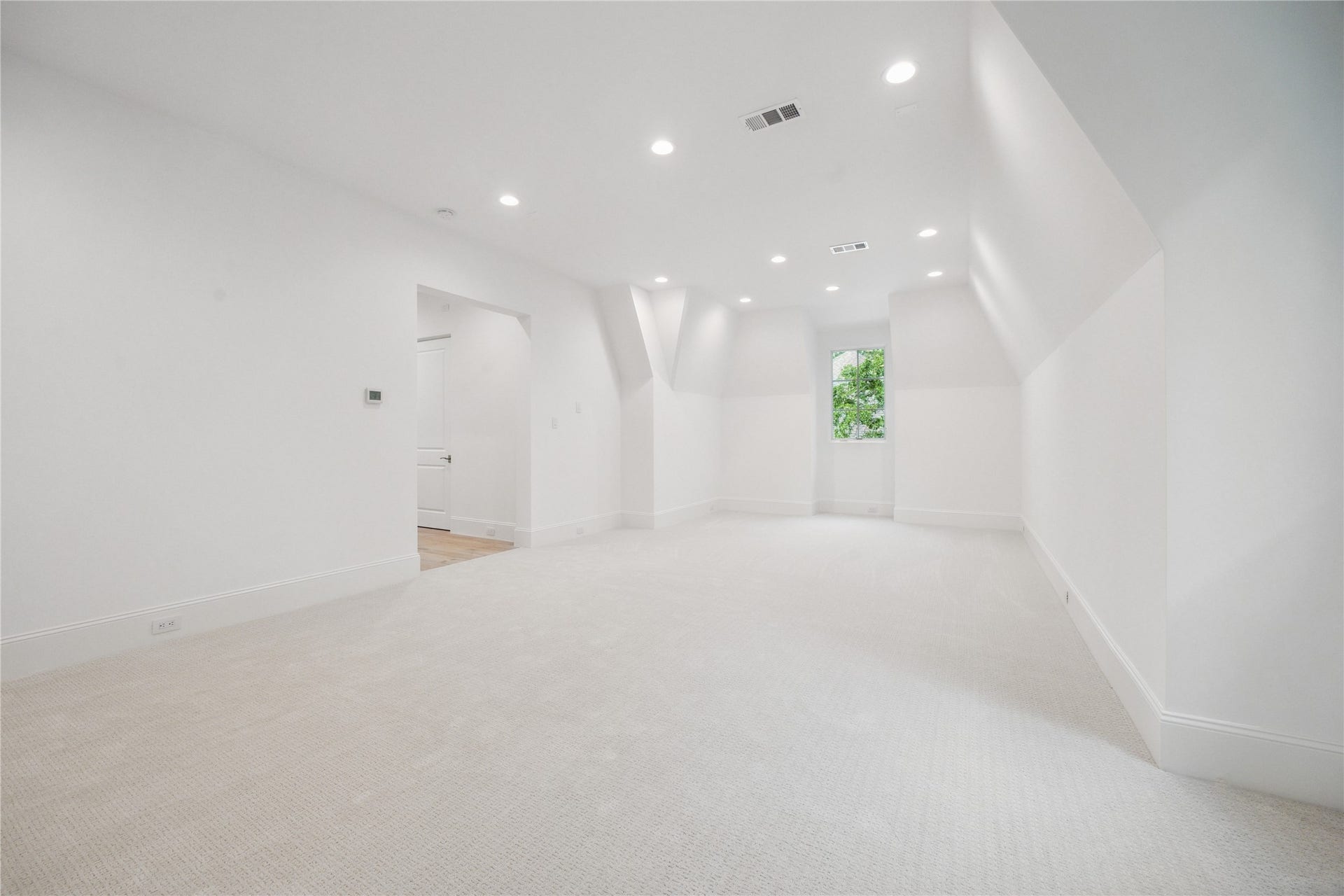 7 Wentworth Gate Path, Houston, TX 77027 Oversized third floor flex space. Perfect for a gameroom, lounge, office, or more! **Photo is of another home in the community and for information purposes only. Buyer to verify all details.**