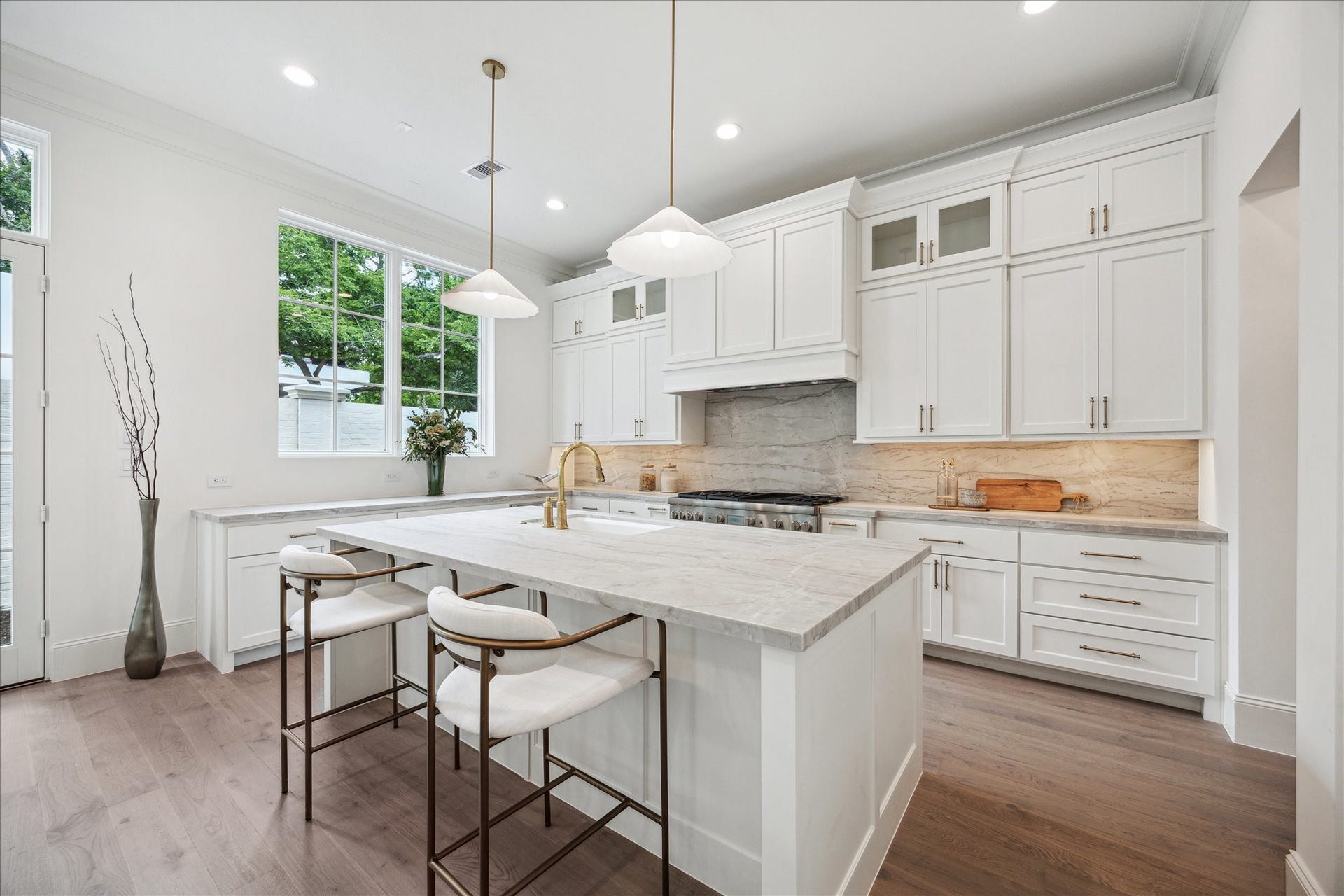 7 Wentworth Gate Path, Houston, TX 77027 The kitchen will showcase a premium Thermador appliance package, which includes a 48 Pro Harmony gas range, a 24 built-in MicroDrawer microwave, a 24 custom panel dishwasher, a 30 custom panel fresh food refrigerator, and 30 freezer columns. **Photo is of another home in the community and for information purposes only. Buyer to verify all details.**