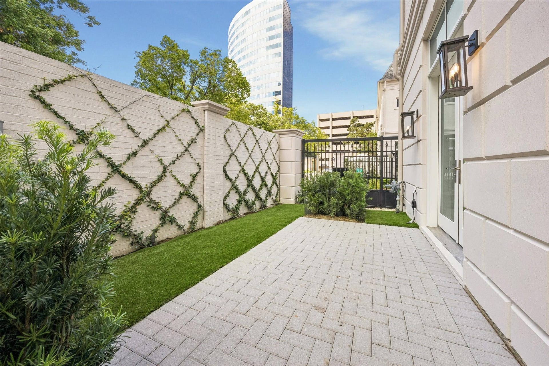 7 Wentworth Gate Path, Houston, TX 77027 Rear patio to be equipped with a gas stub. This tranquil outdoor area is a perfect extension of your living space. A 10-foot fence provides privacy while entertaining or enjoying the yard. **Photo is of another home in the community and for information purposes only. Buyer to verify all details.**