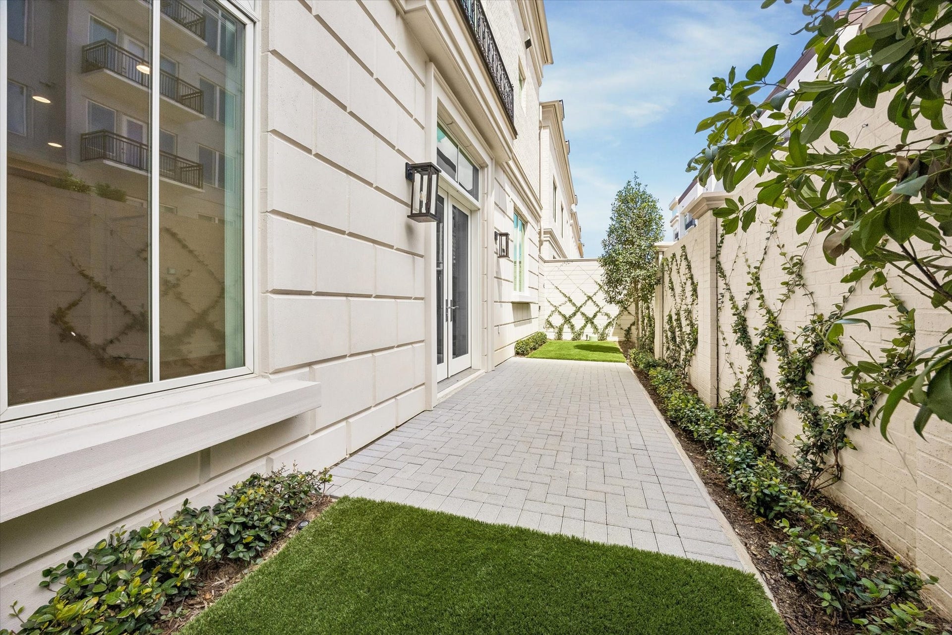 7 Wentworth Gate Path, Houston, TX 77027 Options for patio upgrades include brick pavers, artificial turf, landscaping, or trellis along the fence. **Photo is of another home in the community and for information purposes only. Buyer to verify all details.**