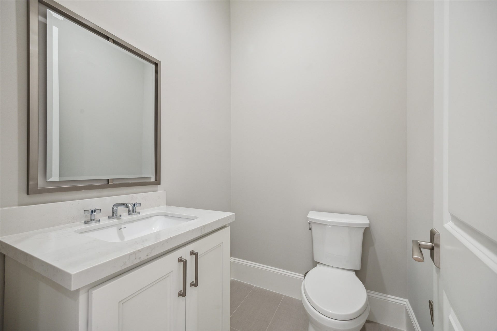 7 Wentworth Gate Path, Houston, TX 77027 Conveniently located off of the third-floor flex space is a powder room. **Photo is of another home in the community and for information purposes only. Buyer to verify all details.**