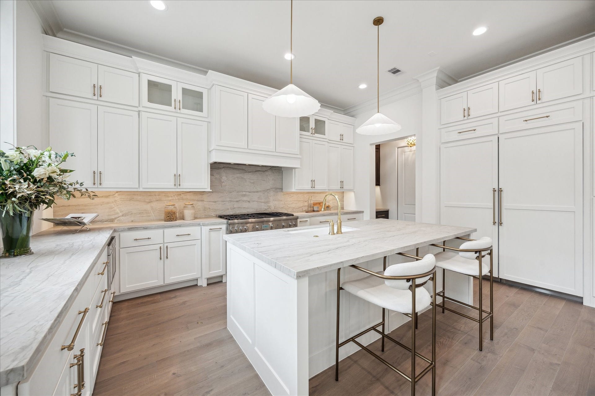 7 Wentworth Gate Path, Houston, TX 77027 Kitchen to feature custom Benedettini cabinetry throughout. **Photo is of another home in the community and for information purposes only. Buyer to verify all details.**