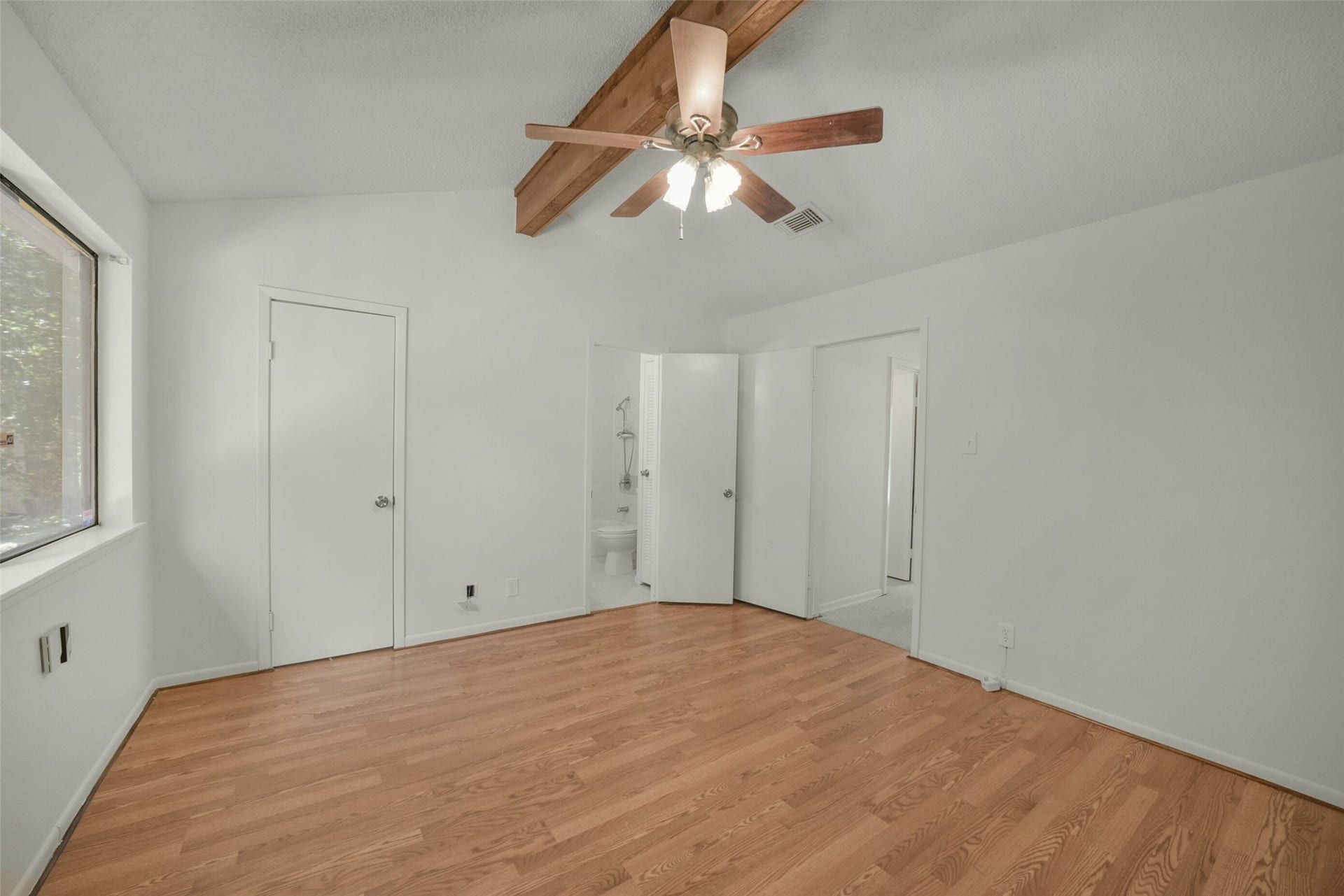The primary ensuite has vaulted ceilings and a large walk-in closet.