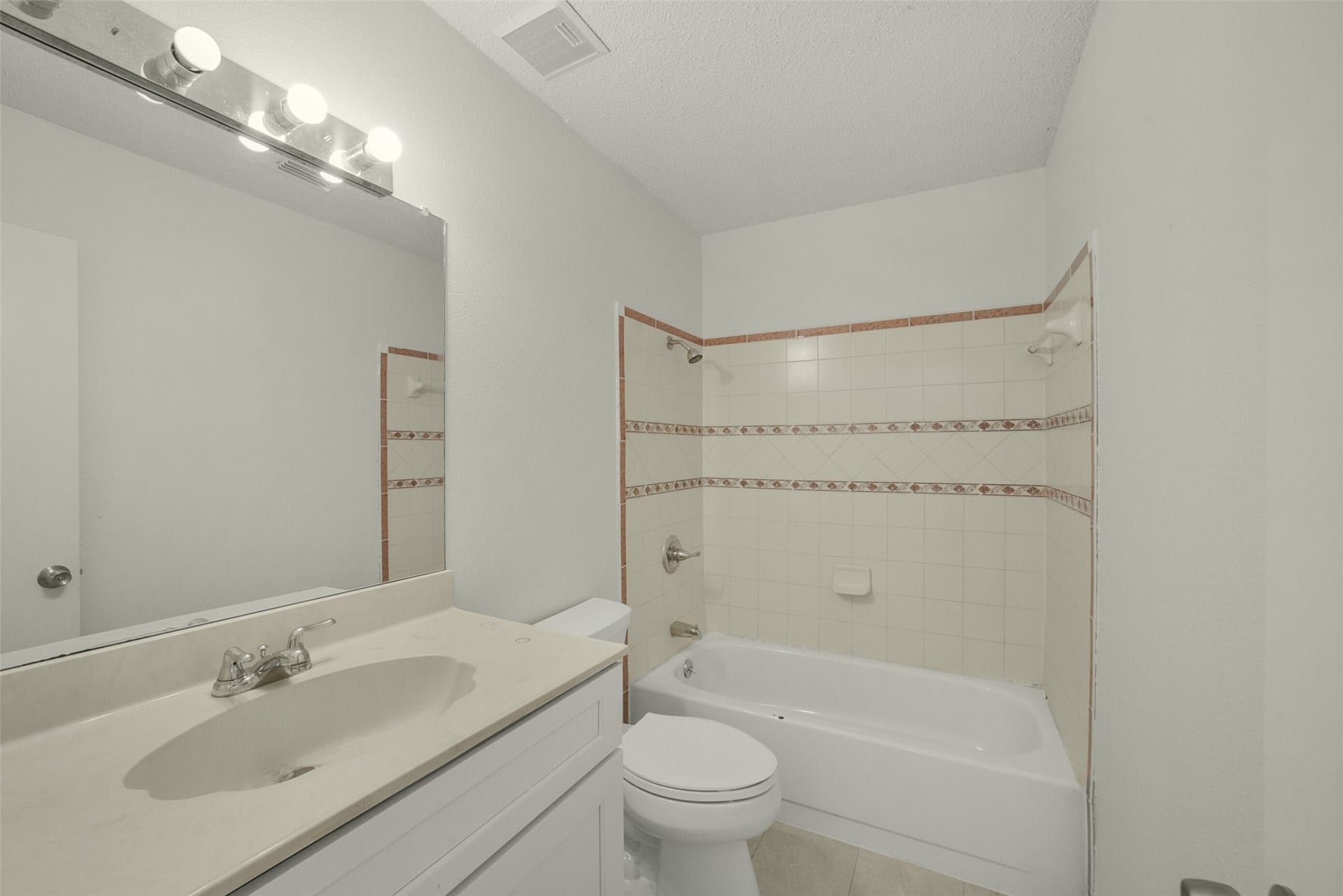 View of the second full bathroom.
