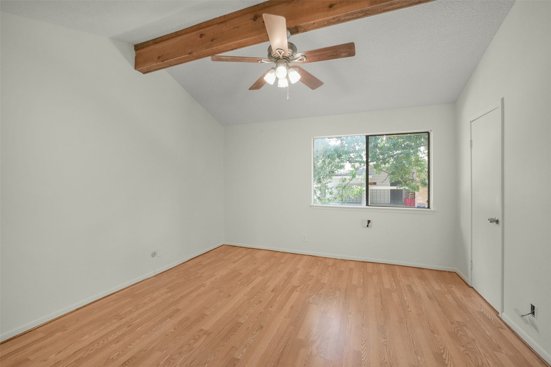 The primary ensuite has vaulted ceilings and a large walk-in closet.