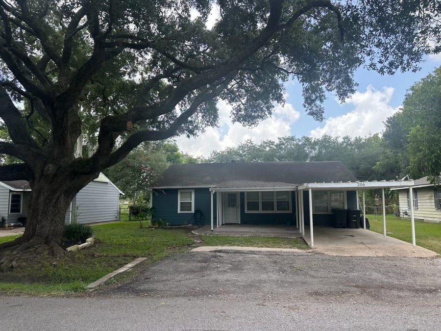 Property photo for 206 Mclemore Drive, Alvin, TX