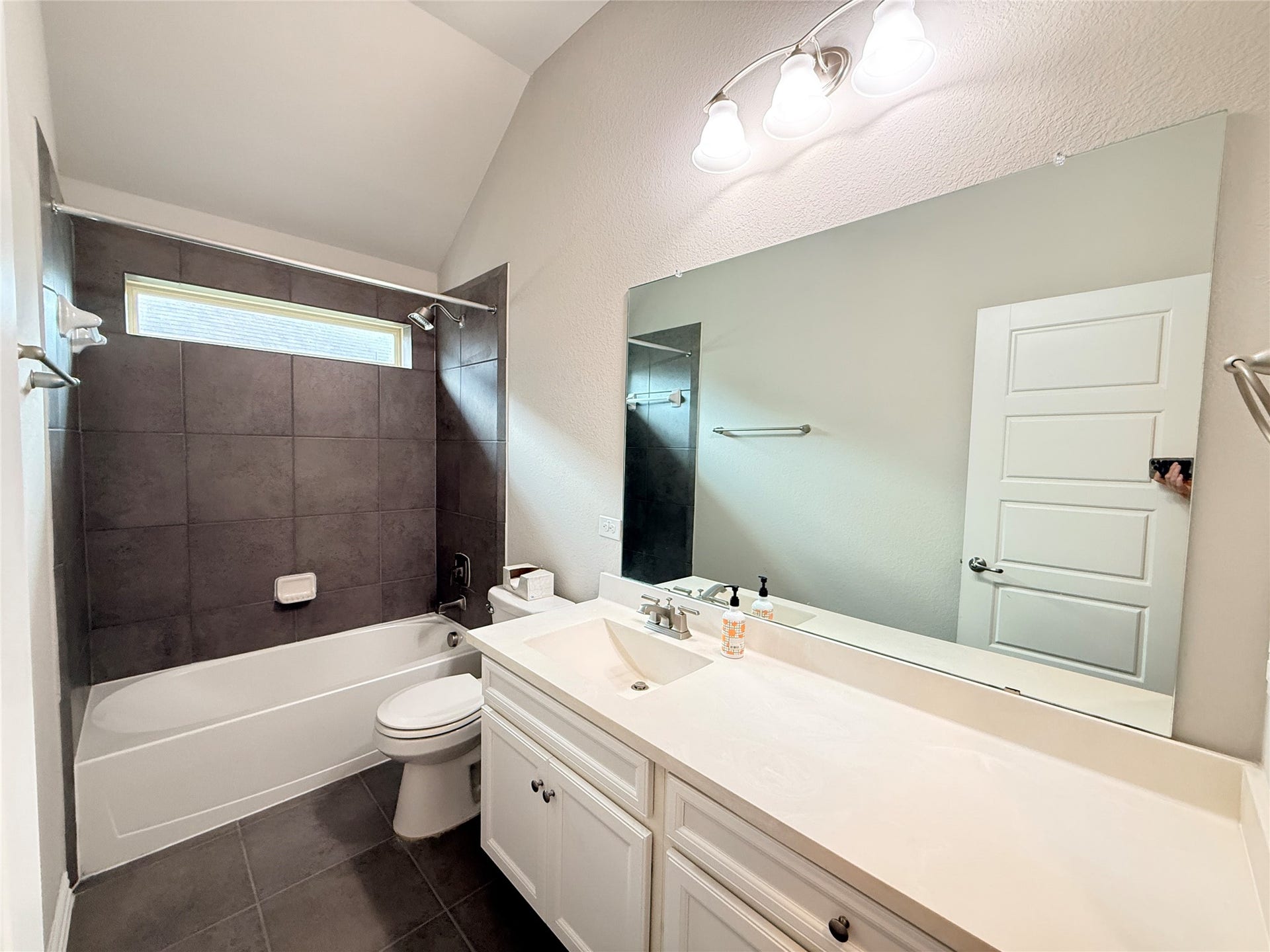20635 Riley Copper Drive, Cypress, TX 77433 The shared secondary bath at the front of the home, between the two bedrooms.