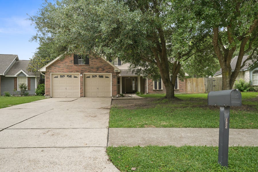Property photo for 722 Regency Court, Friendswood, TX