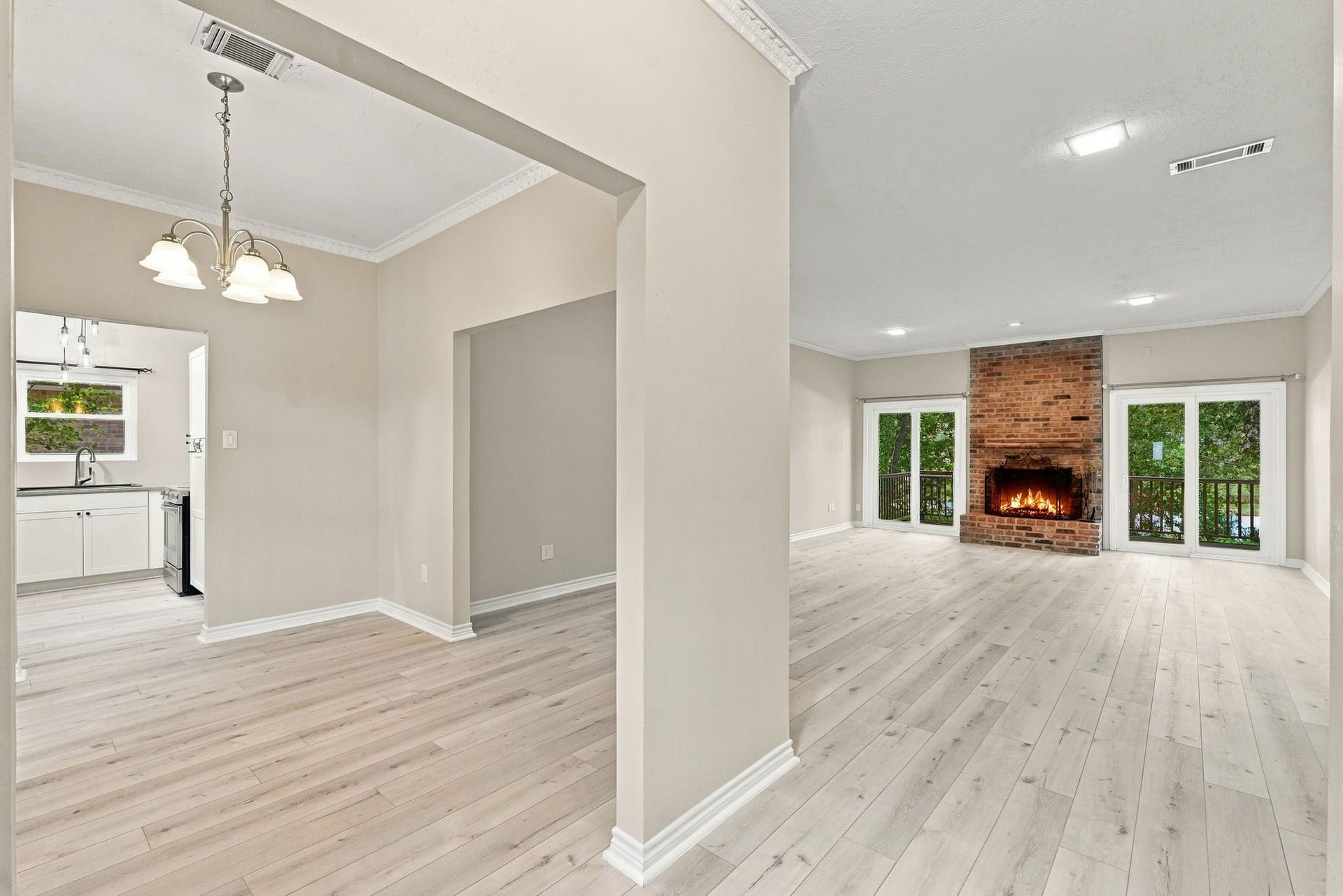 713 Palmer Drive, Conroe, TX 77302 New vinyl plank flooring