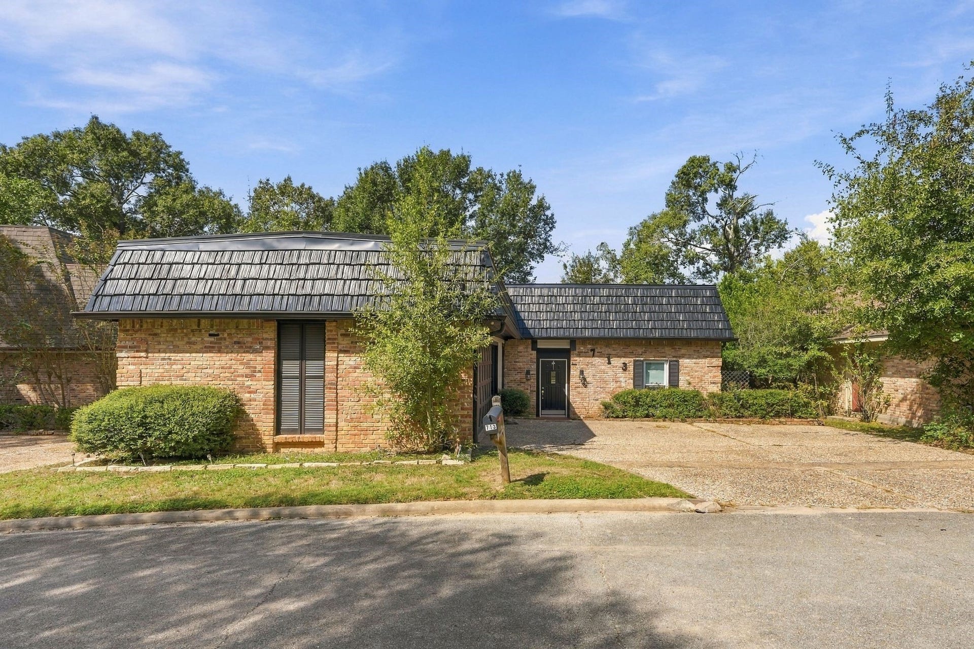 713 Palmer Drive, Conroe, TX 77302 Welcome HOME!!