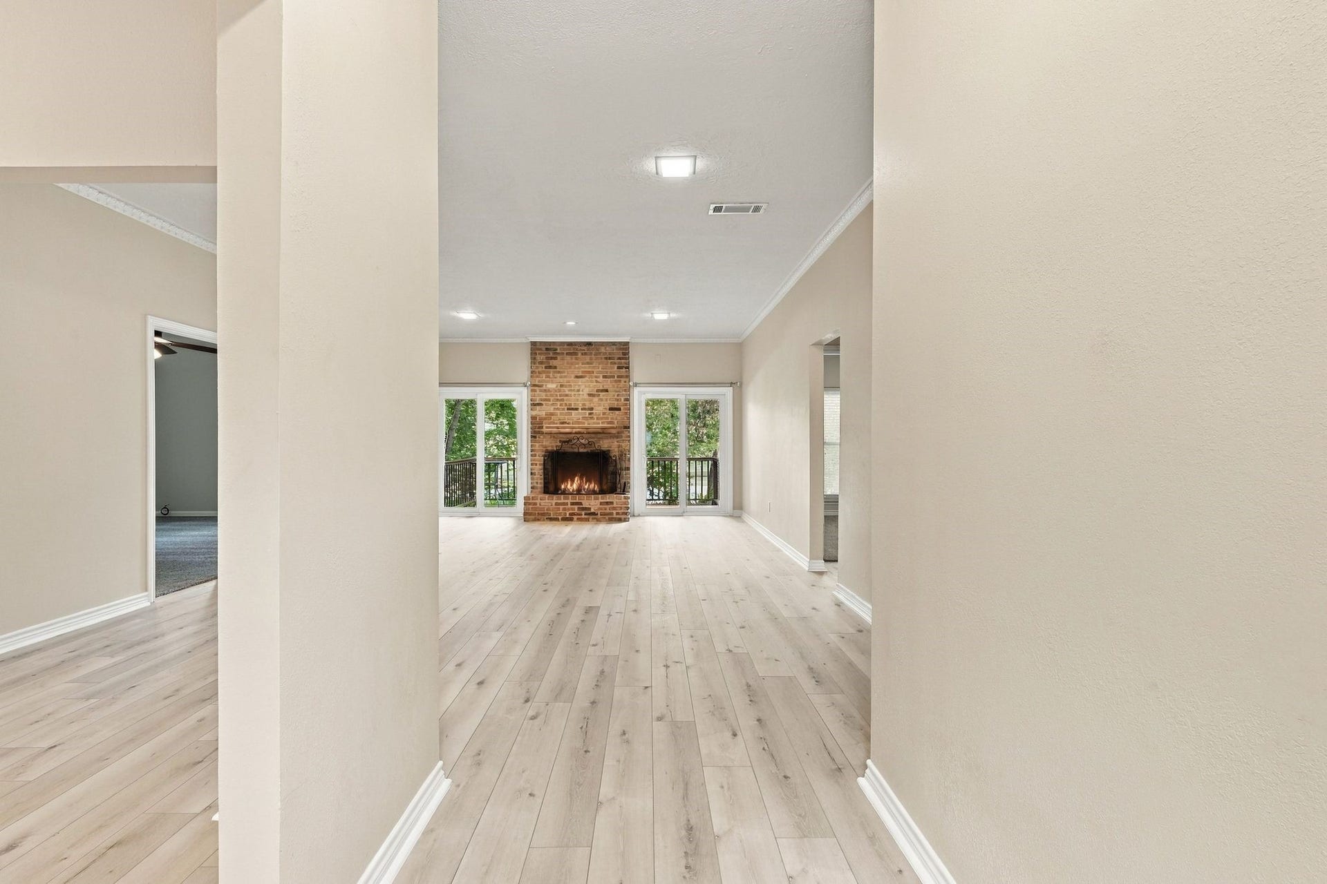 713 Palmer Drive, Conroe, TX 77302 Walk right in to your new home.