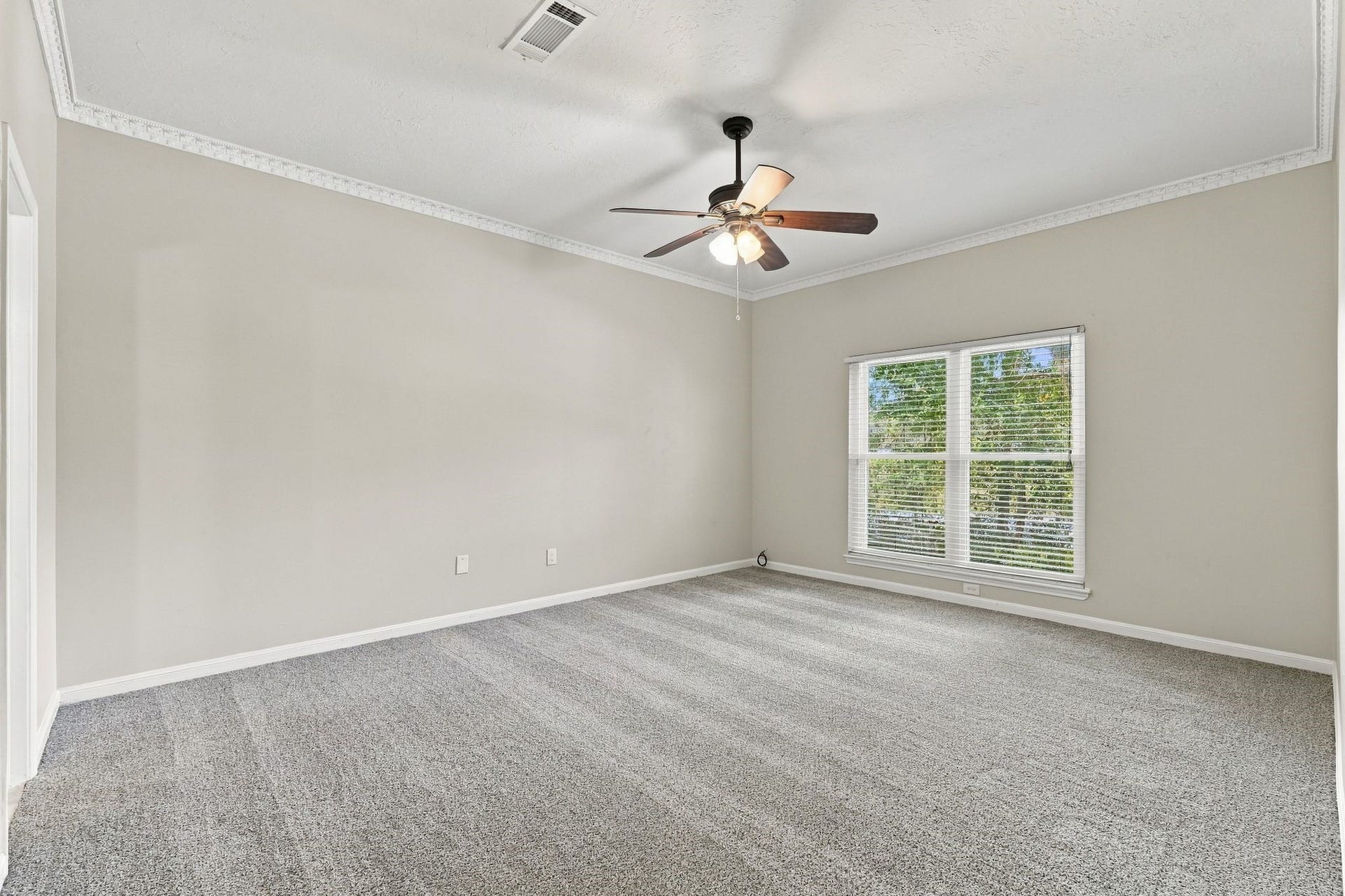 713 Palmer Drive, Conroe, TX 77302 Primary bedroom with new carpet