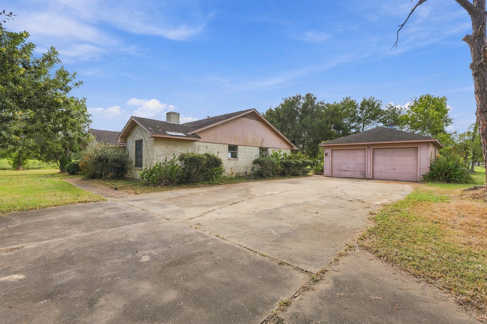 815 County Road 32, Angleton, TX 77515