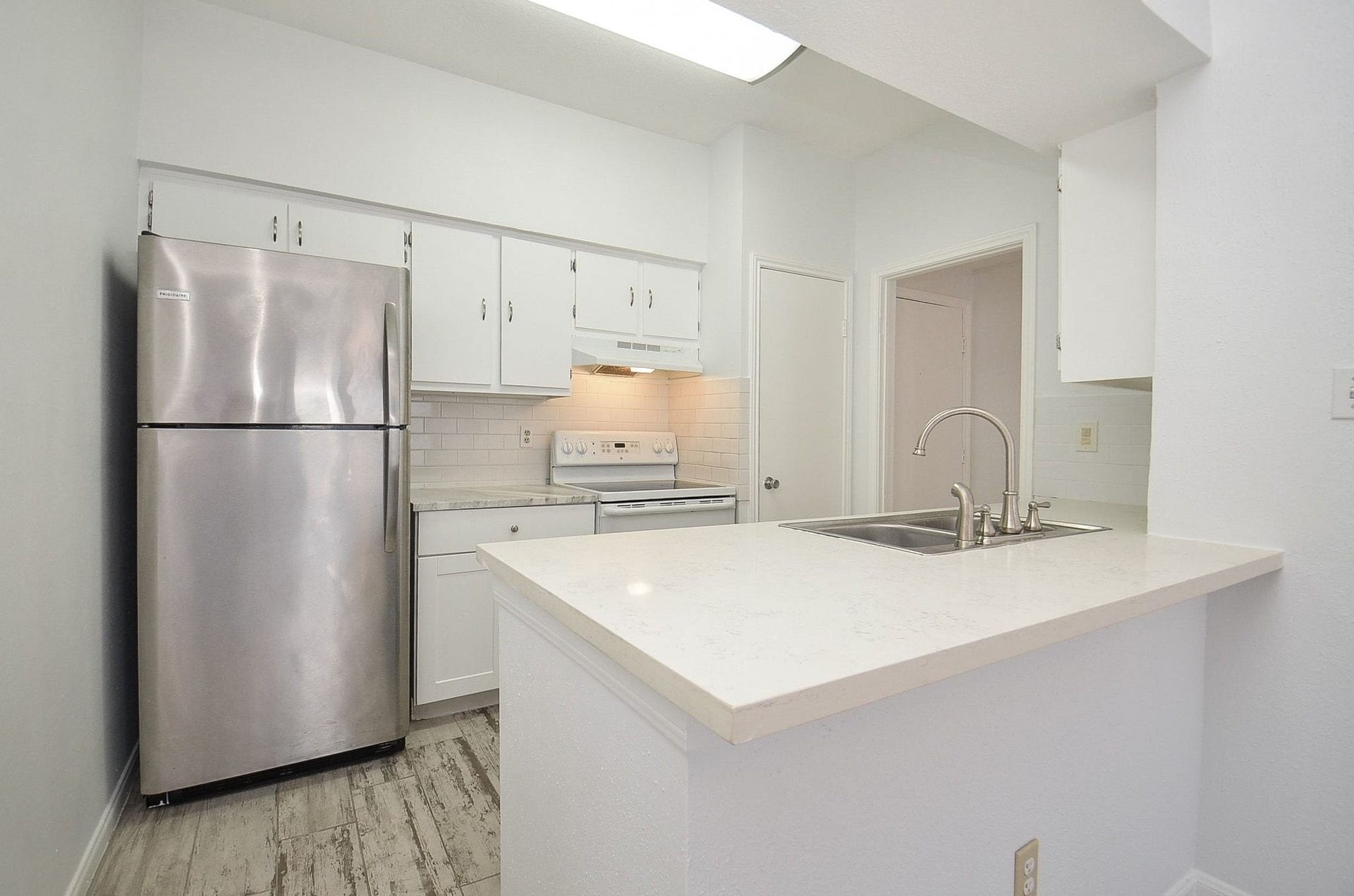 2475 Underwood Street, #391, Houston, TX 77030 Light & bright kitchen