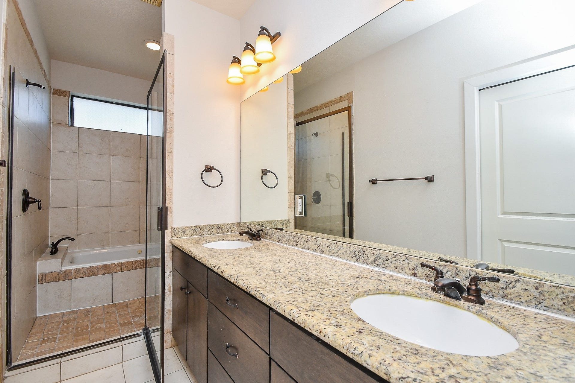 2422 Navigation Boulevard, #A, Houston, TX 77003 Dual Sinks + Separate Tub & Shower in the primary bathroom