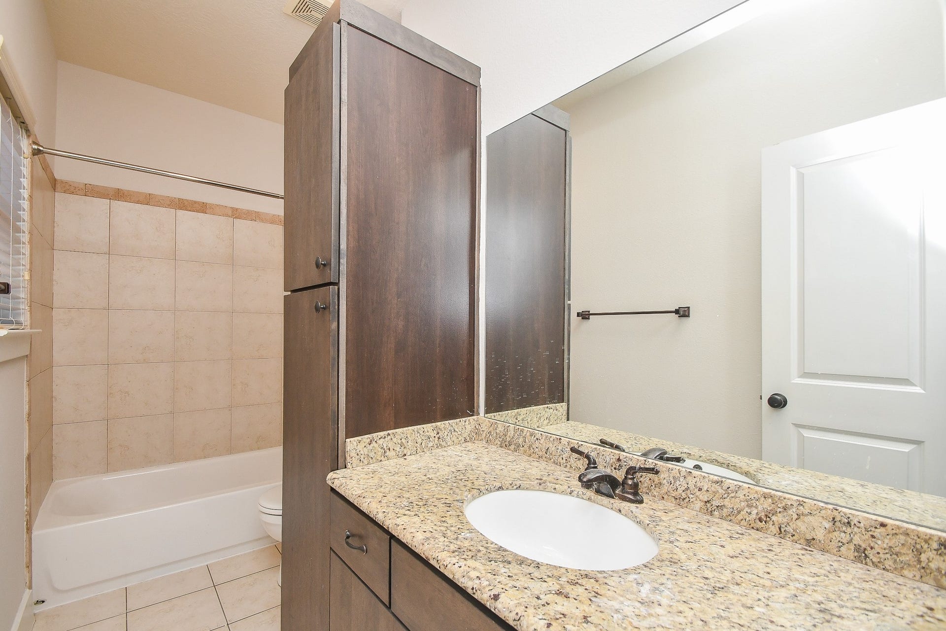 2422 Navigation Boulevard, #A, Houston, TX 77003 Secondary bath en-suite